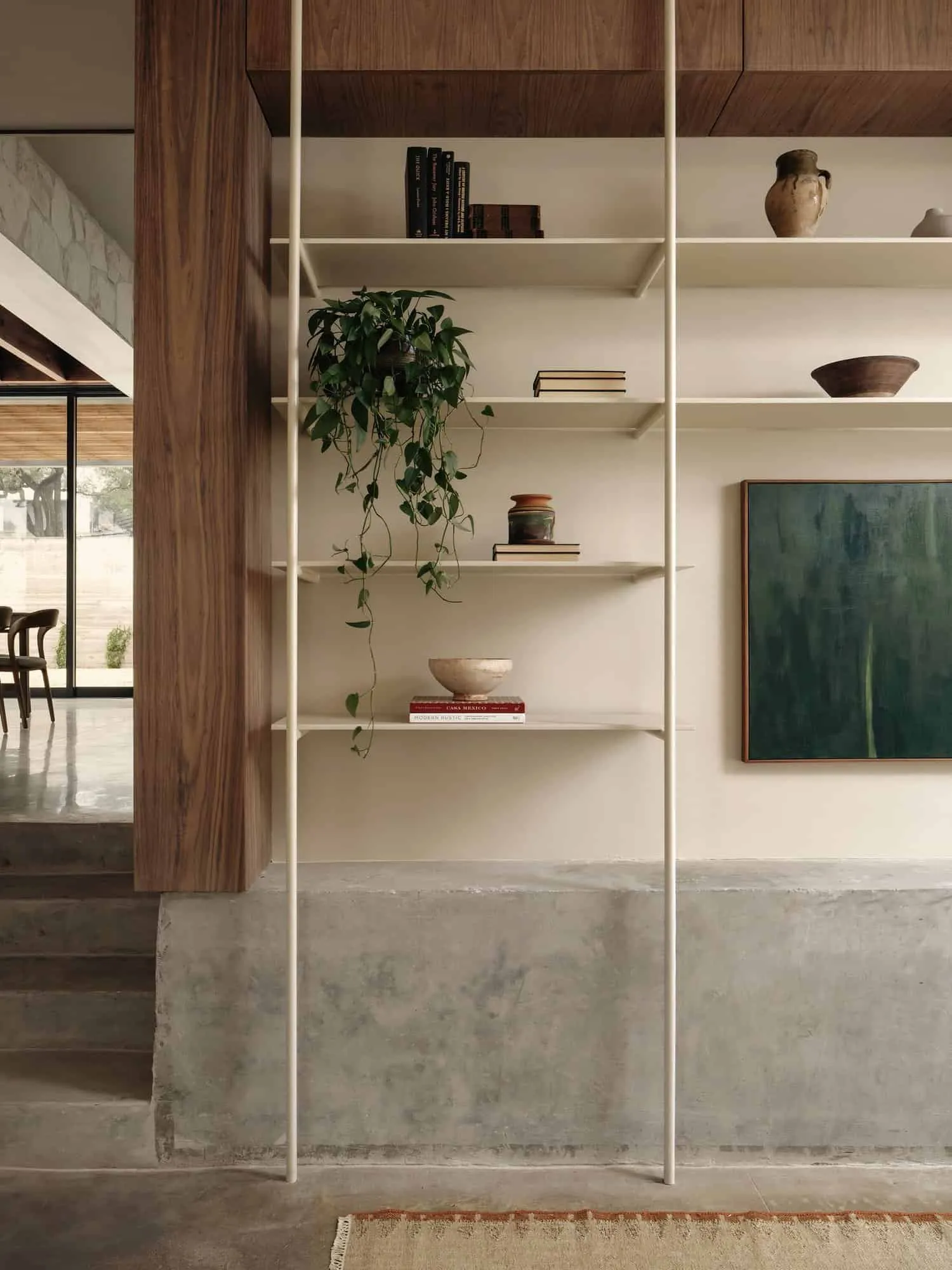 Элегантная лестница Casa Solis с каменной стеной и цветущей бугенвилией.