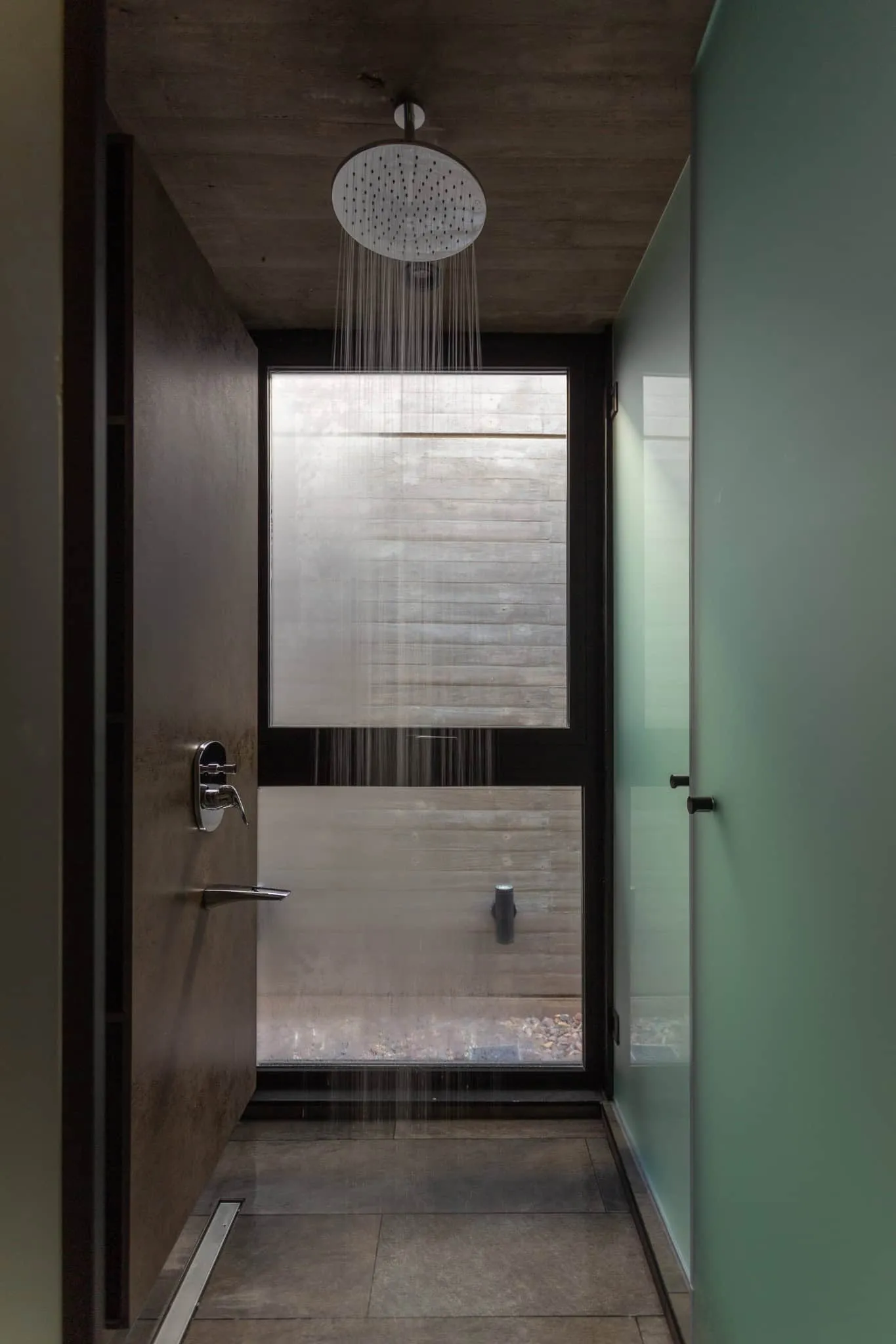 A4estudio设计的Casa Anabela磨砂玻璃淋浴间。