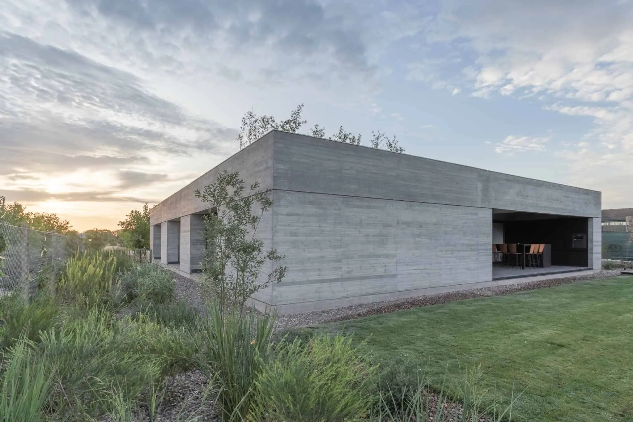 A4estudio设计的Casa Anabela侧视图，日落时分。