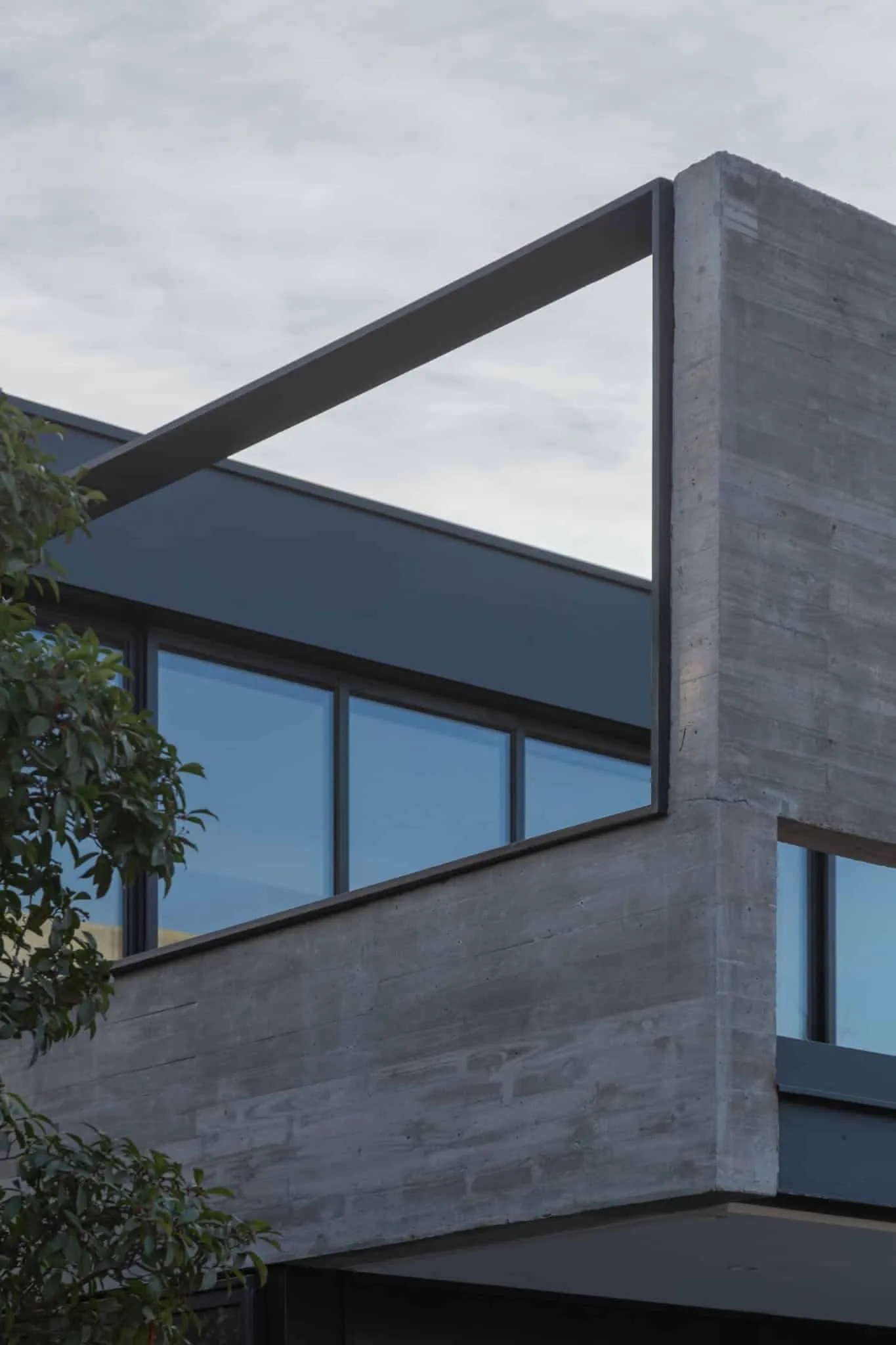 A4estudio设计的Kasa EE：混凝土与玻璃角落框架细节