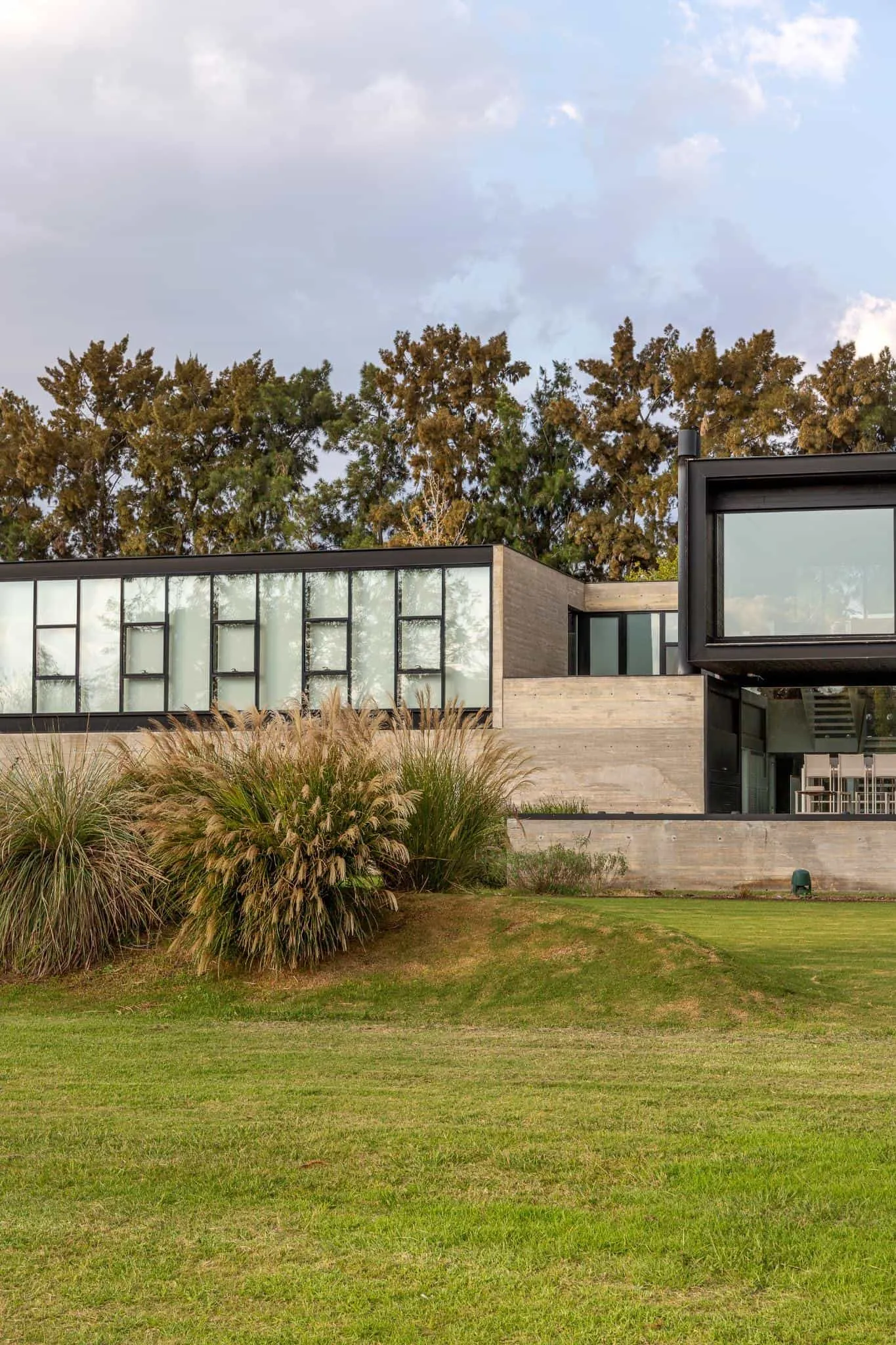 从花园底层俯瞰帕切科住宅后部景观