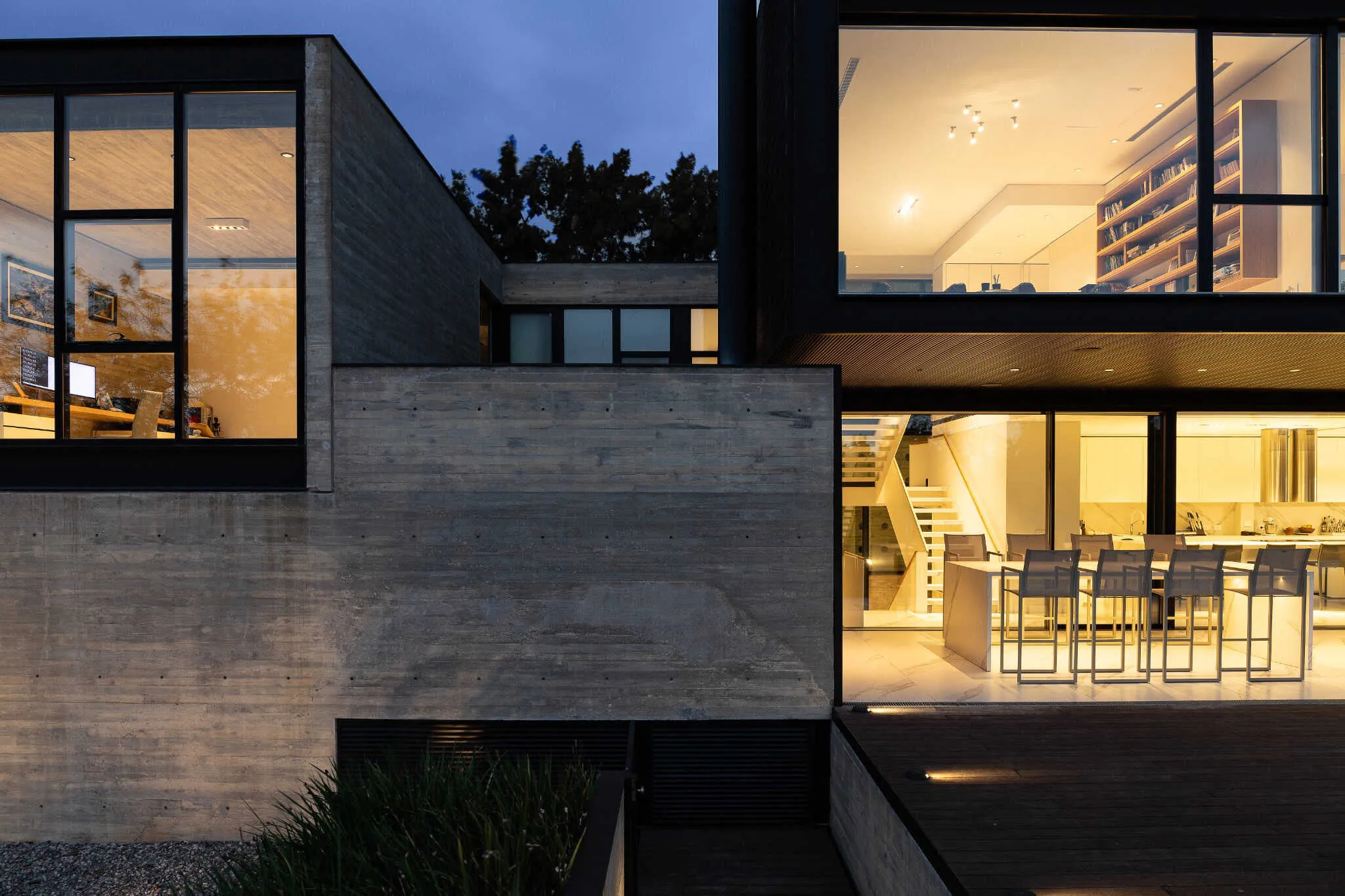 楼梯与厨房细节，透过照明立面