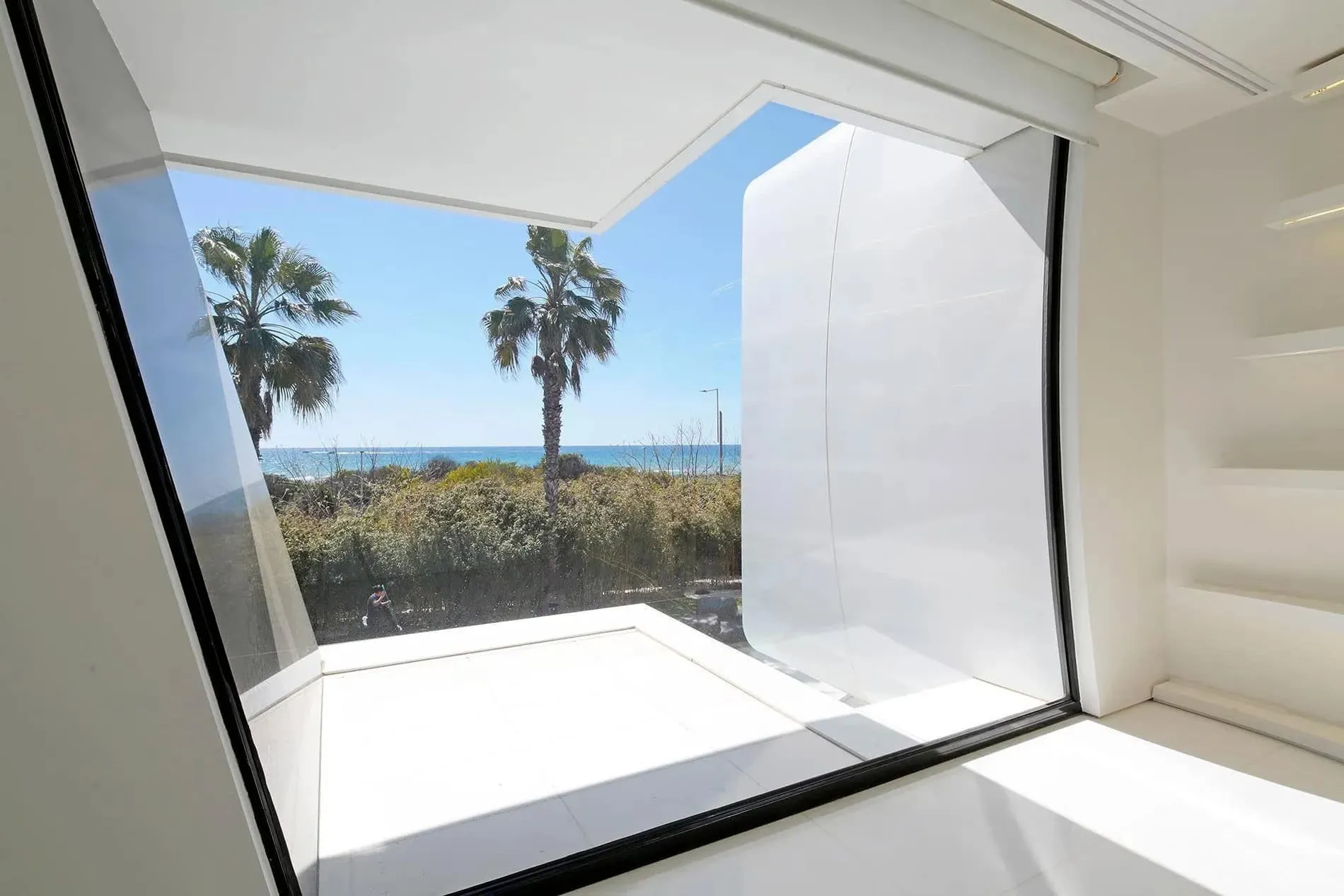 雕塑式黑白浴室，配有内置灯和大镜子