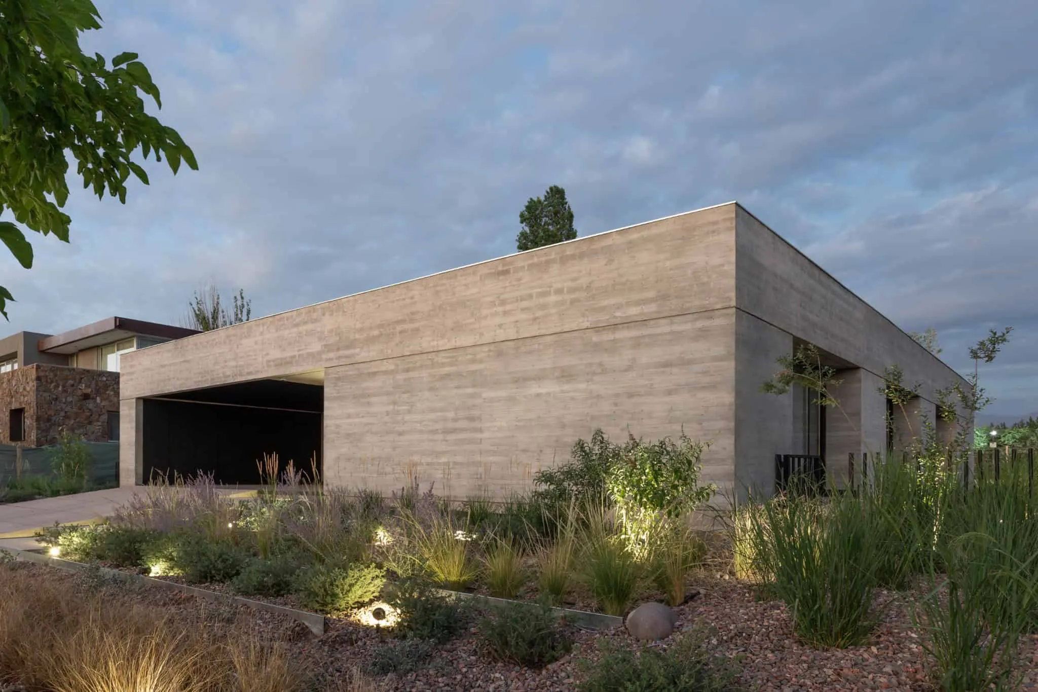 A4estudio设计的Casa Anabela现代景观外观。