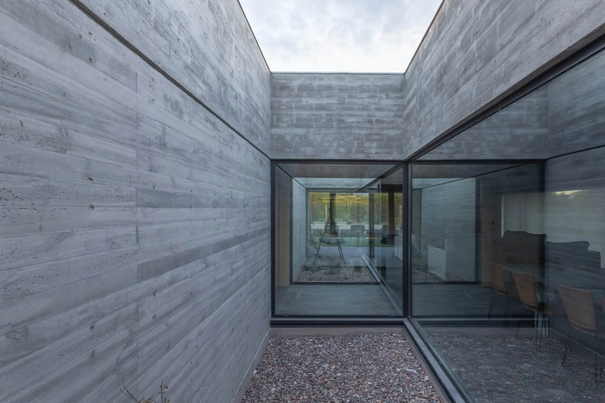 A4estudio设计的Casa Anabela玻璃庭院角度视图。