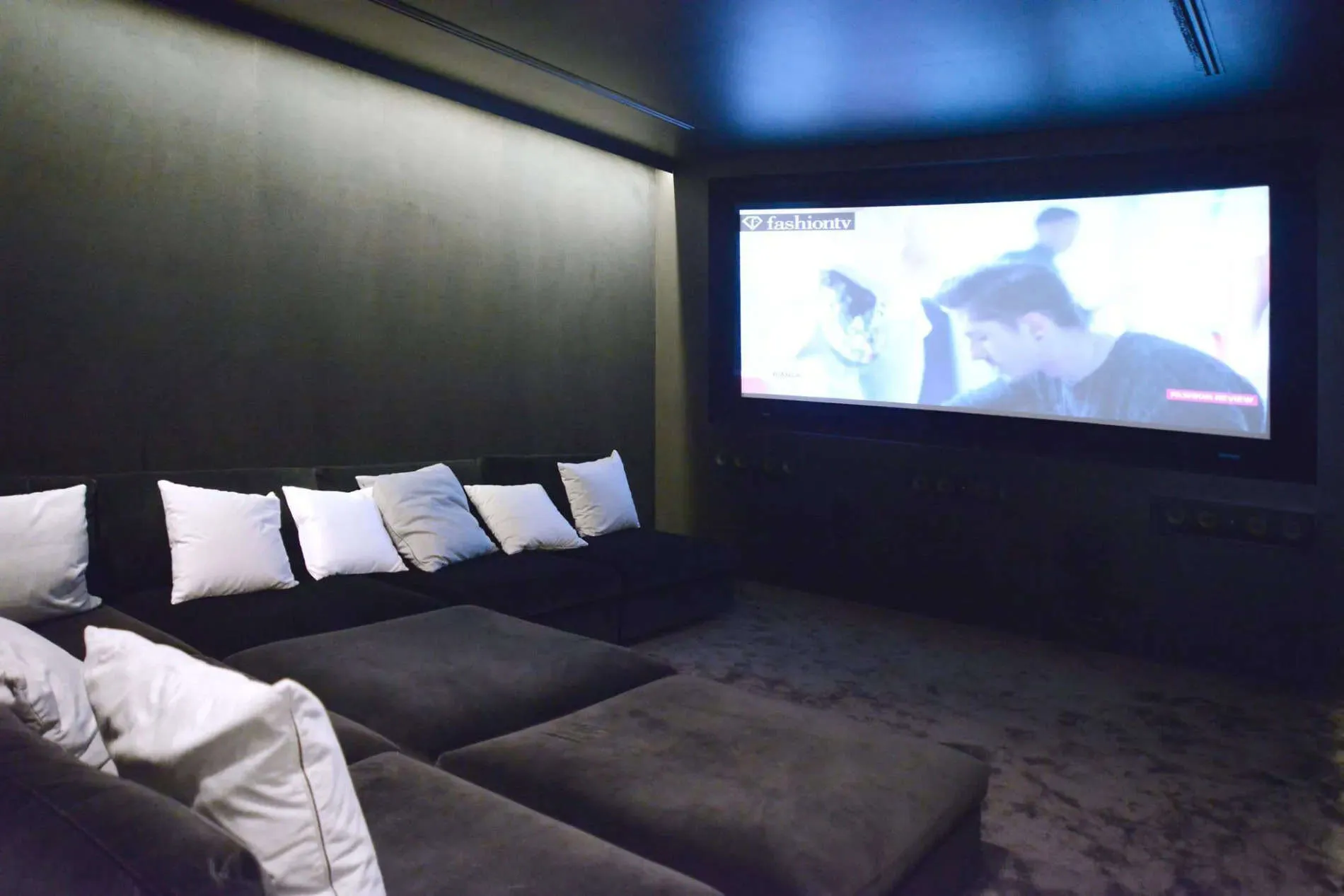 弯曲雕塑形式与海洋地平线相遇，展示私人露台