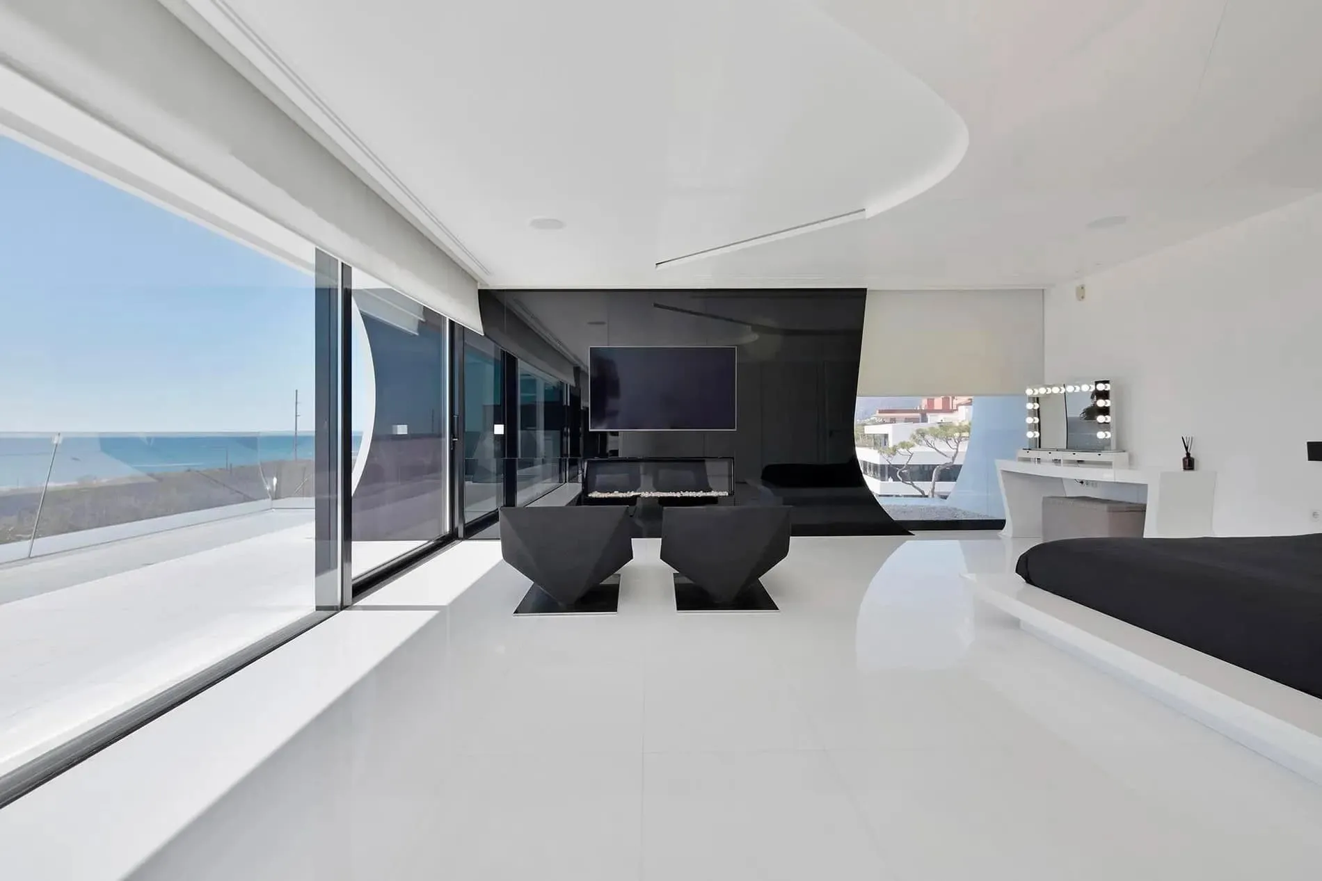 优雅的双人浴室，配有集成照明和温馨设计