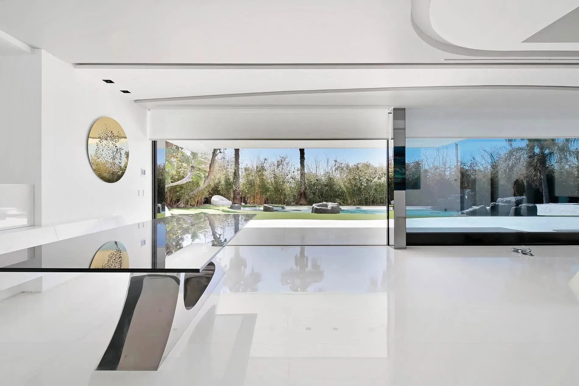 侧面视图，展示瓜马尔现代住宅的未来主义弯曲造型