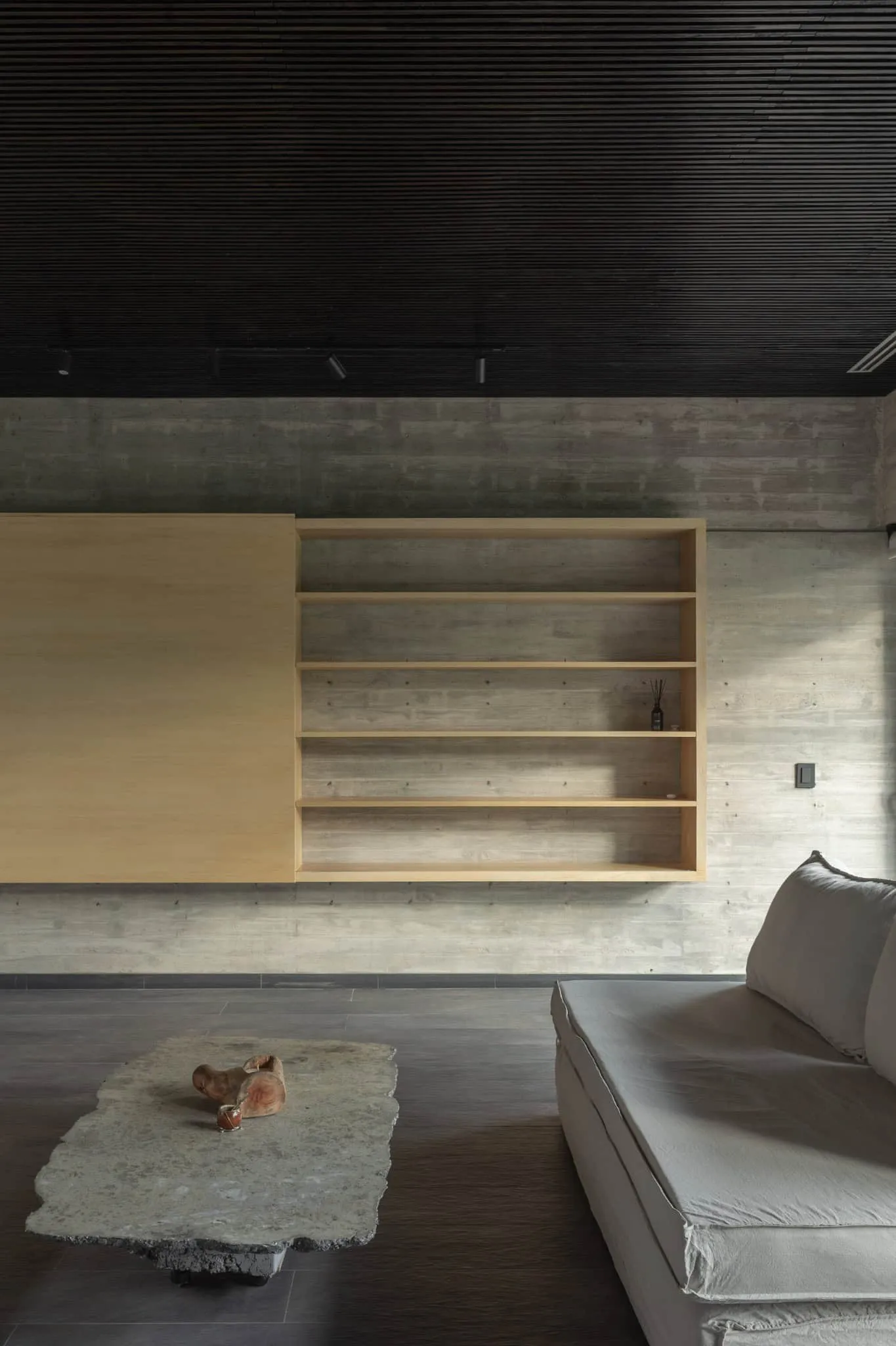 A4estudio设计的Casa Anabela浮动书架与沙发客厅。