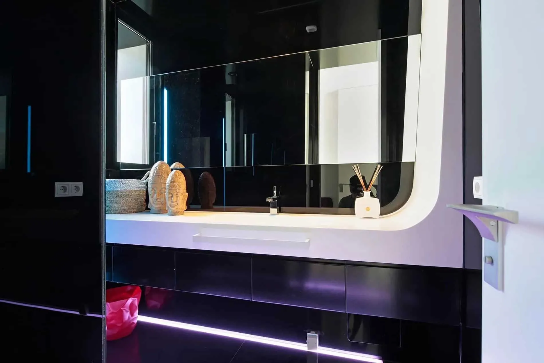 从白色雕塑内饰中裁剪的海洋景观，展示瓜马尔别墅玻璃窗