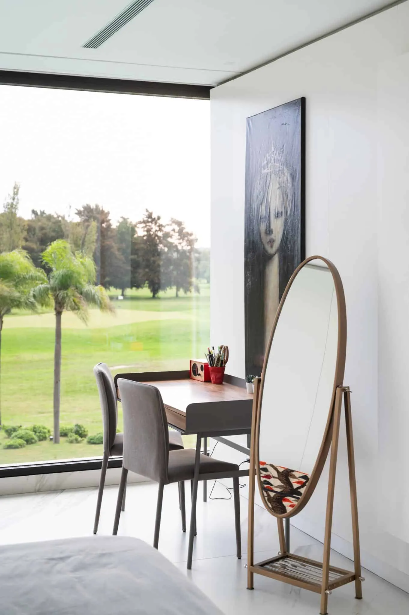 帕切科住宅卧室角落，配备镜子与街道视野