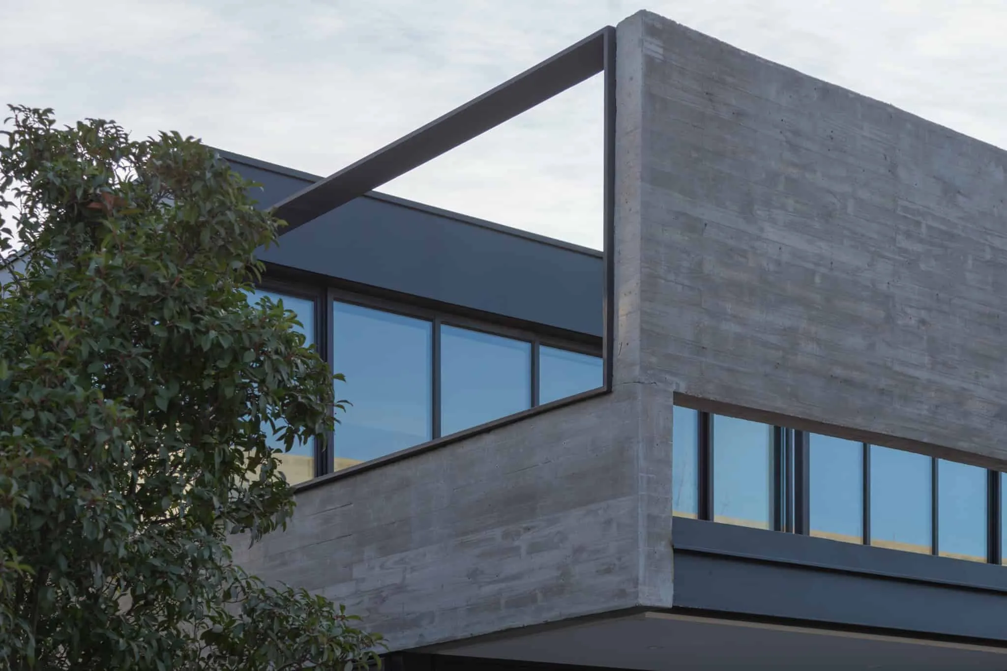 A4estudio设计的Kasa EE：上层窗角细节