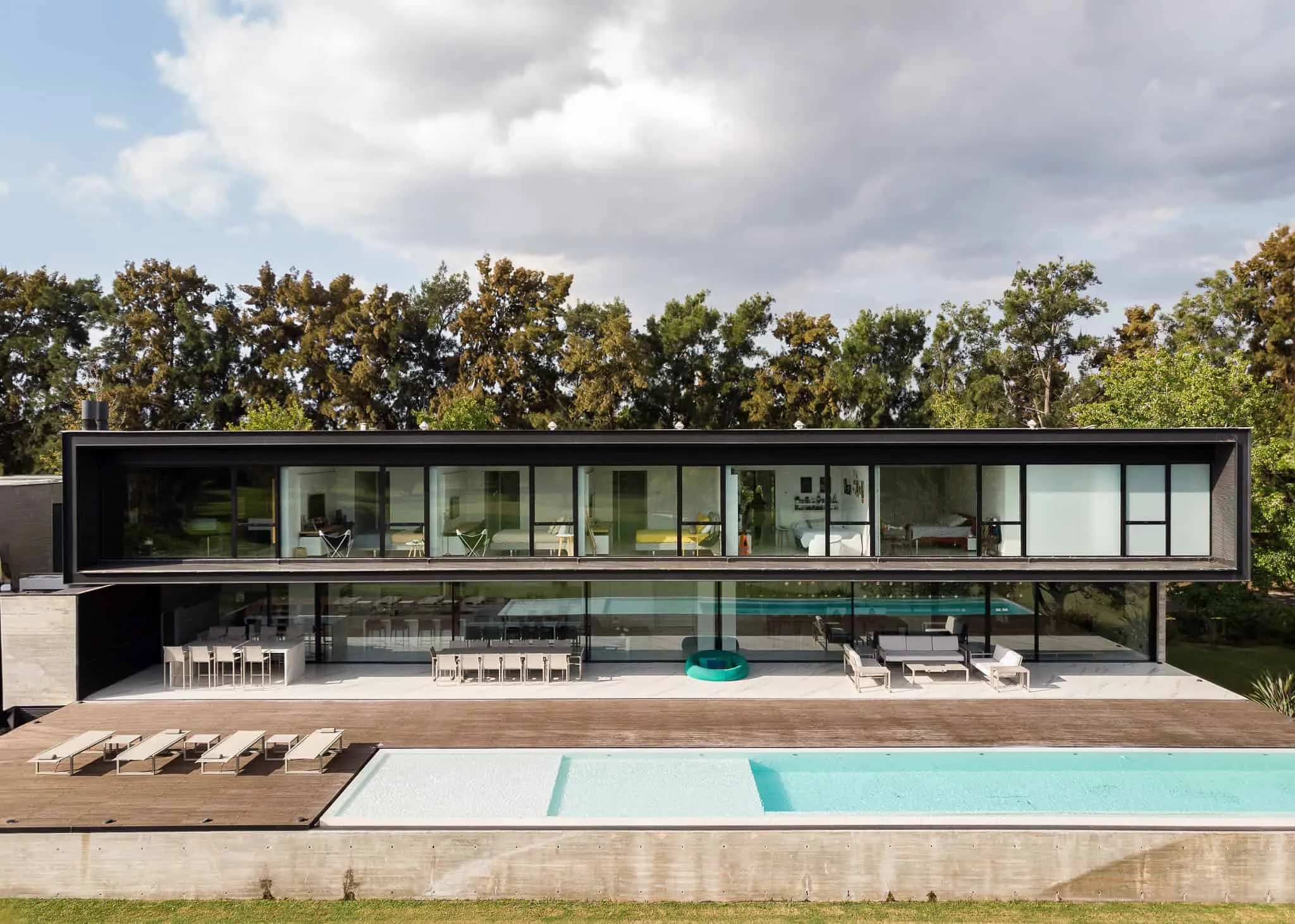 帕切科住宅正面全景，大窗户与游泳池
