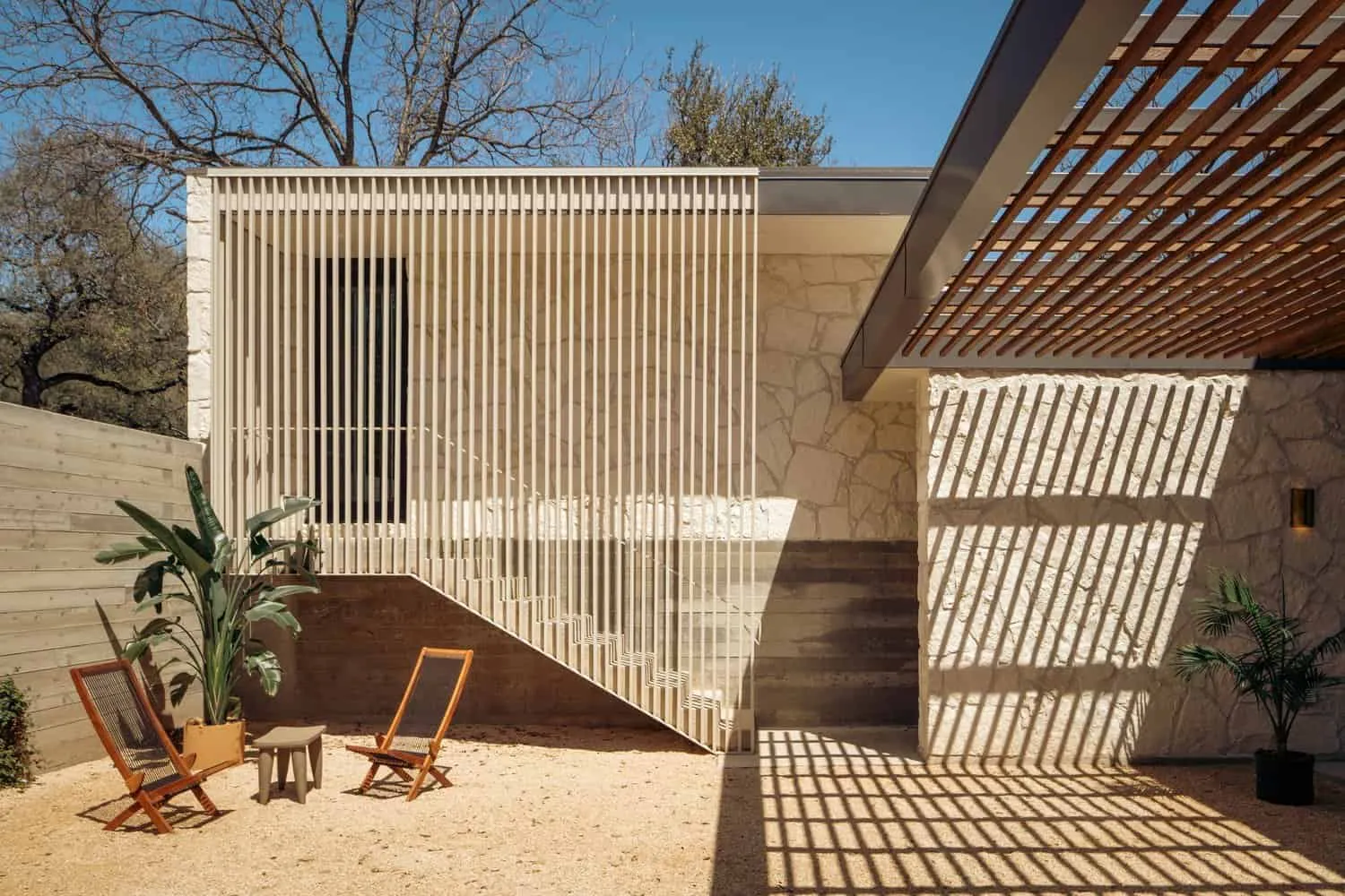 Внешний вид через скользящие стеклянные двери в зону обеденного стола и гостиной Casa Solis.