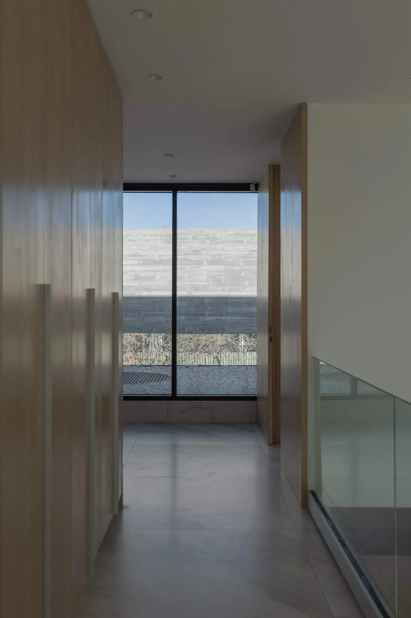 A4estudio设计的Kasa EE：木质面板走廊与窗户