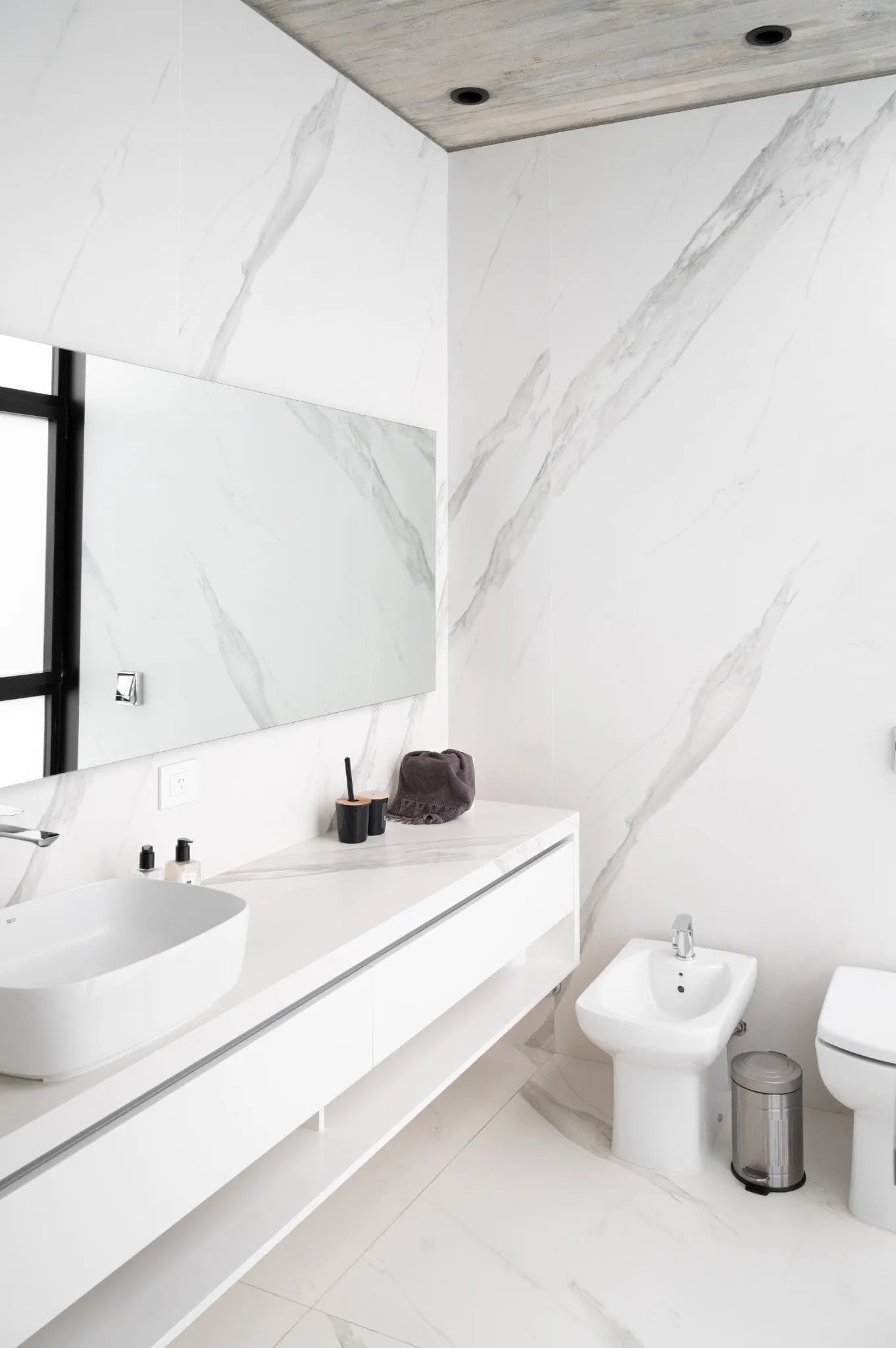 帕切科住宅浴室，白色大理石表面与极简卫生设备