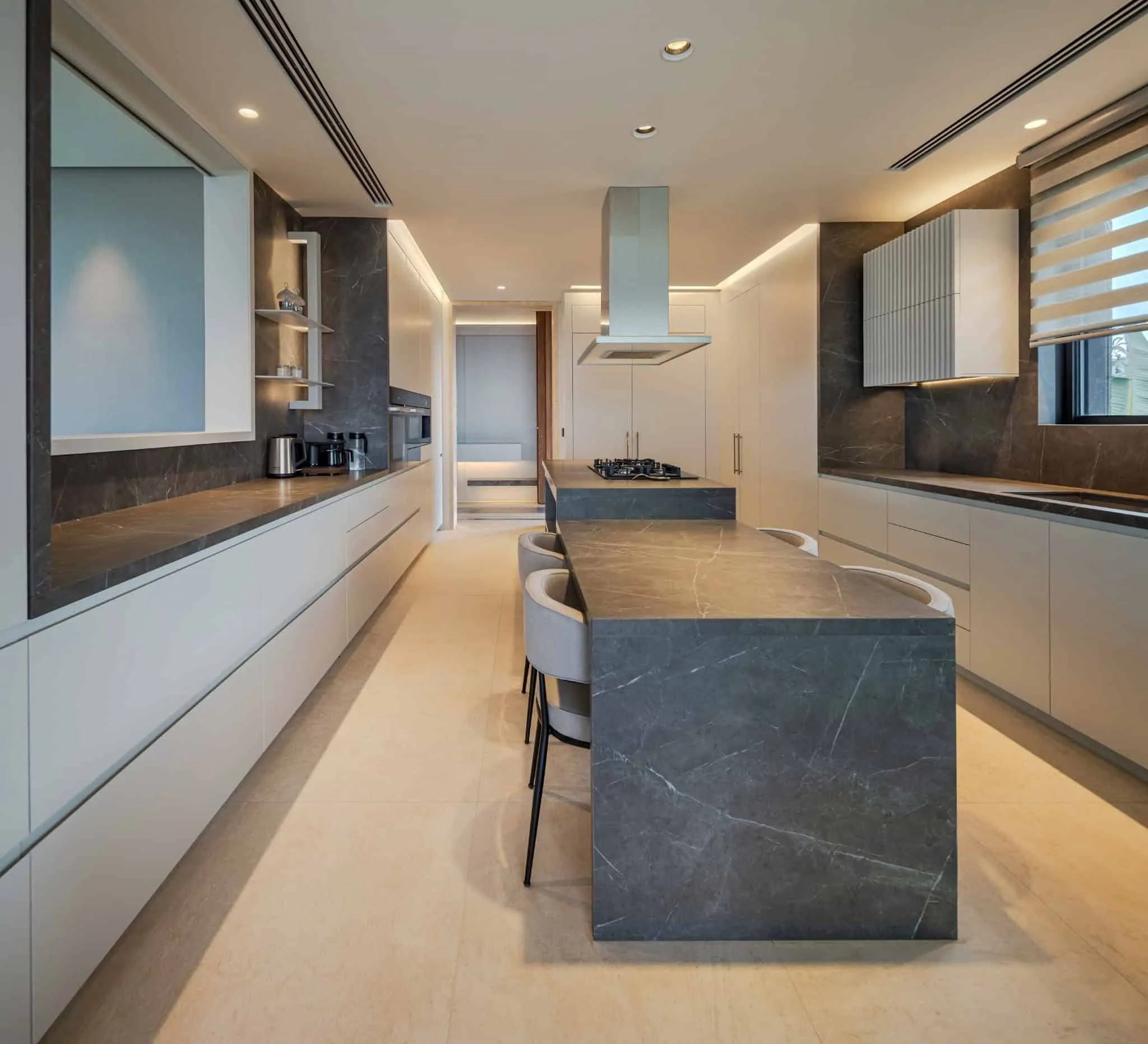 Casa Solis厨房，配有深色大理石台面与现代橱柜