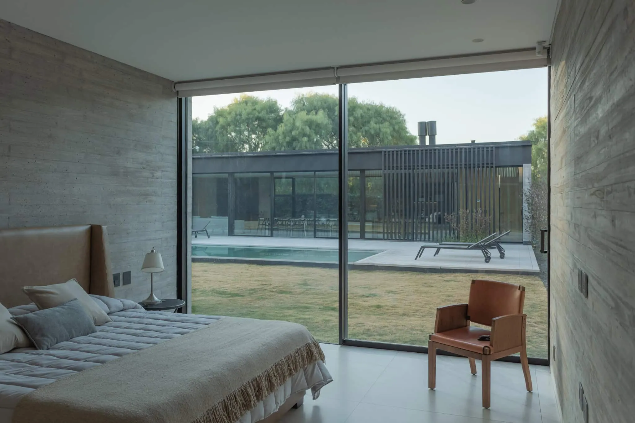 A4estudio设计的Kasa EE：卧室与现代泳池景观