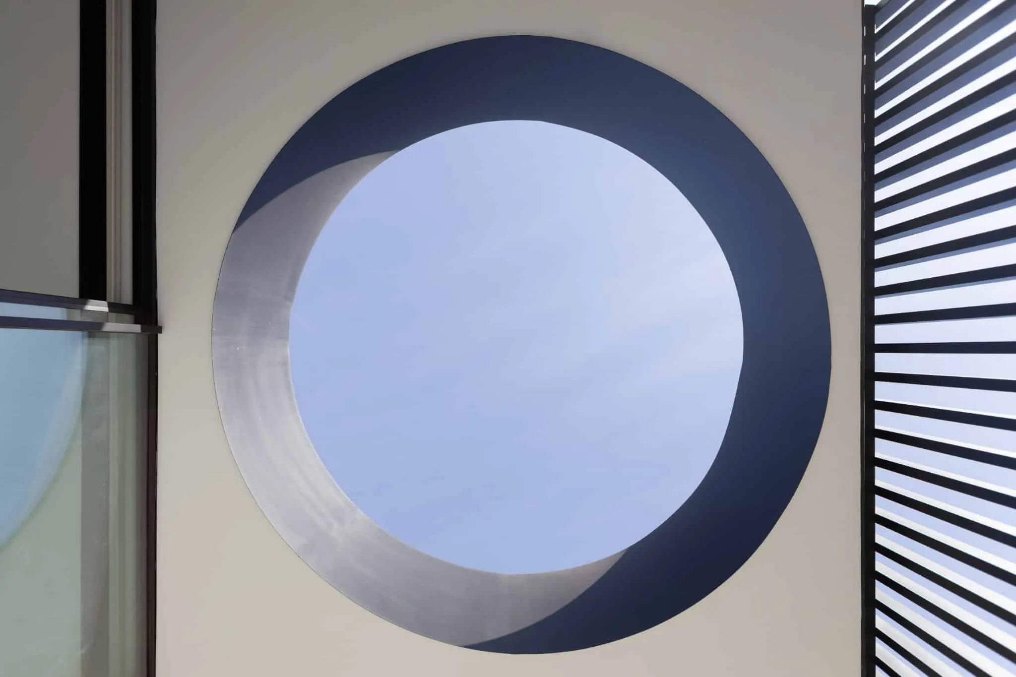 A4estudio设计的Kasa EE：圆形采光井与雕塑细节