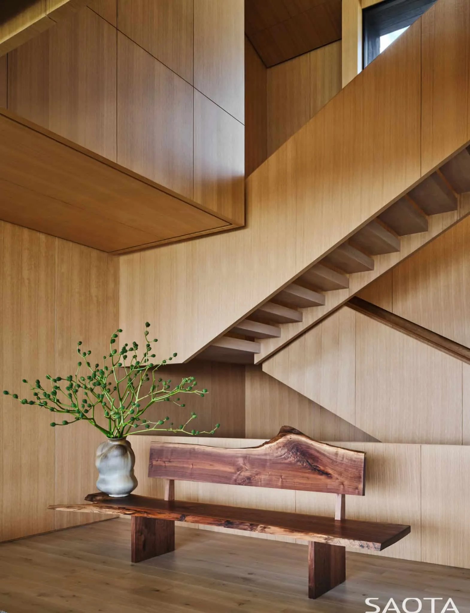 蒙托克住宅木质楼梯的几何细节和干净内饰。