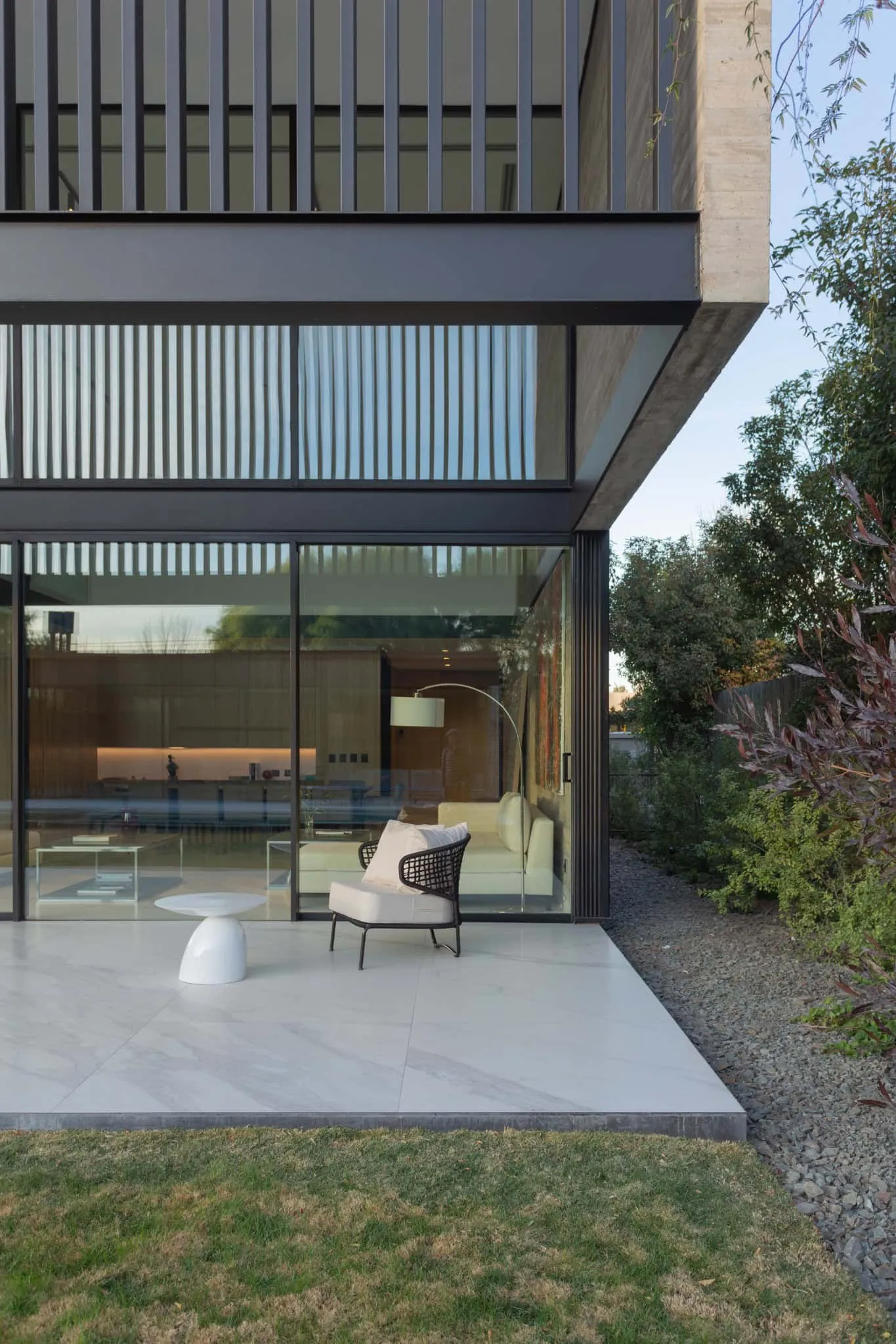 A4estudio设计的Kasa EE：现代住宅露台休闲区