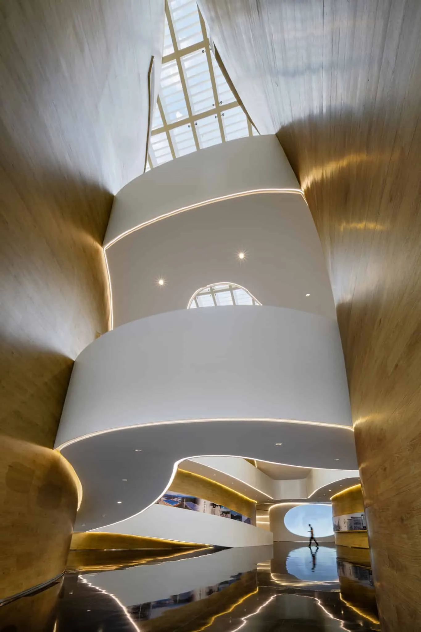 Dramatic protrusion of Sunner Museum atrium Curved protrusions with lighting and curved forms in Sunner Museum atrium