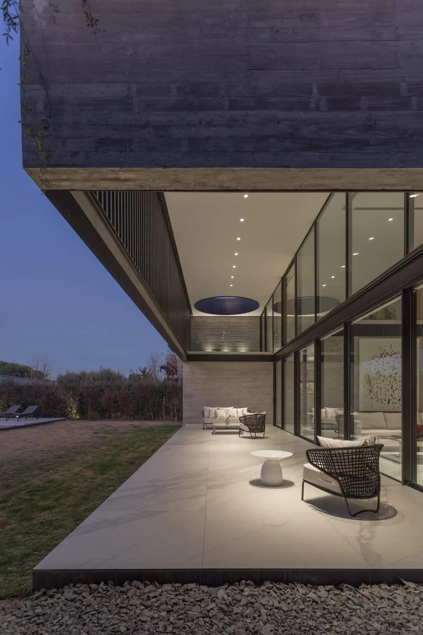 A4estudio设计的Kasa EE：夜间封闭露台照明