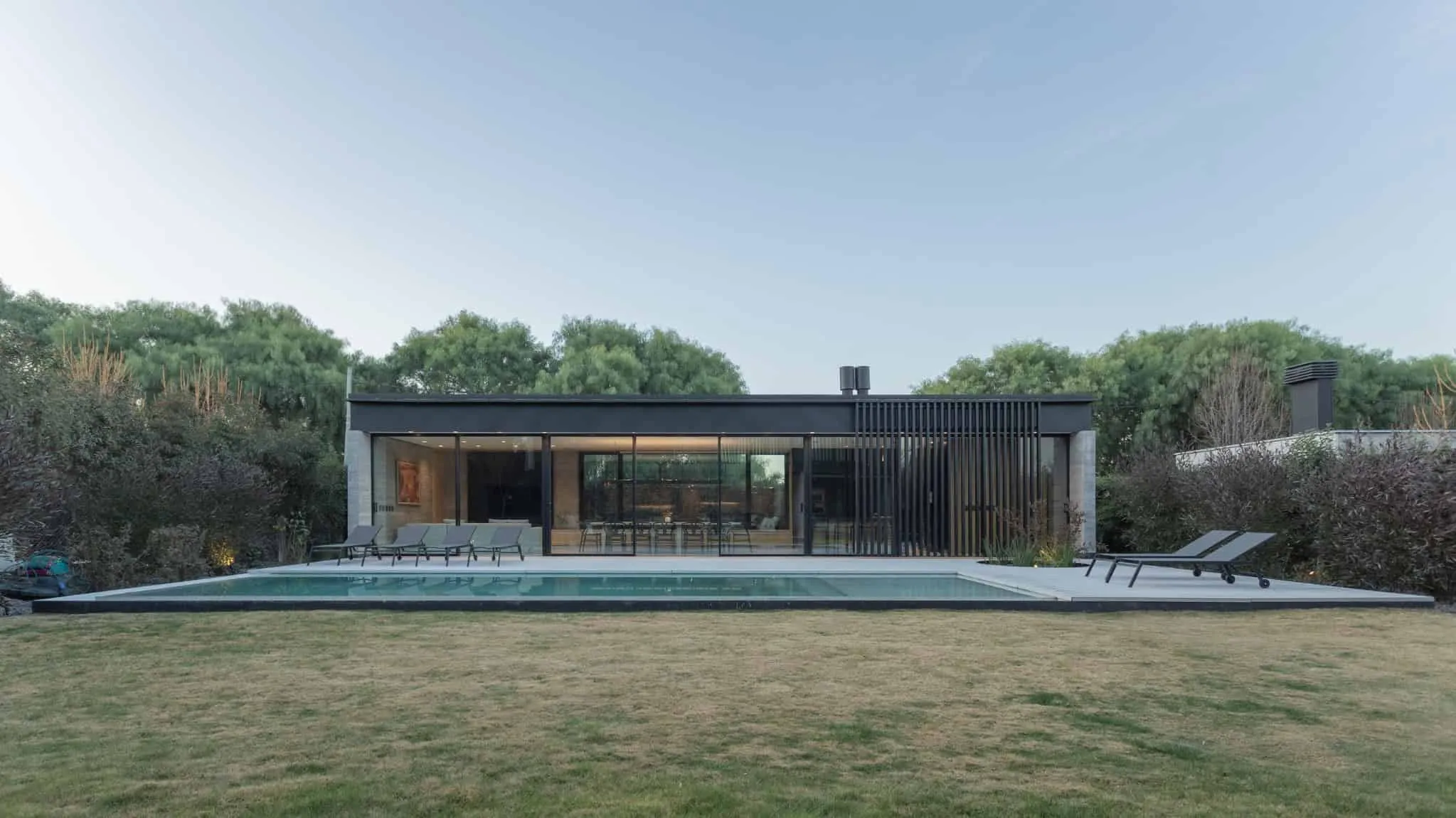 A4estudio设计的Kasa EE：后院泳池与客舍