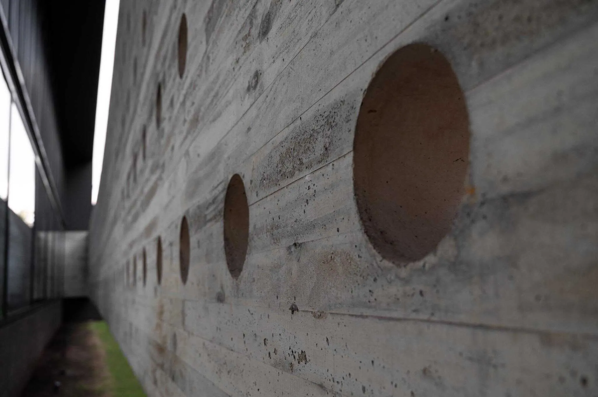 帕切科住宅原始混凝土立面圆形开口的特写