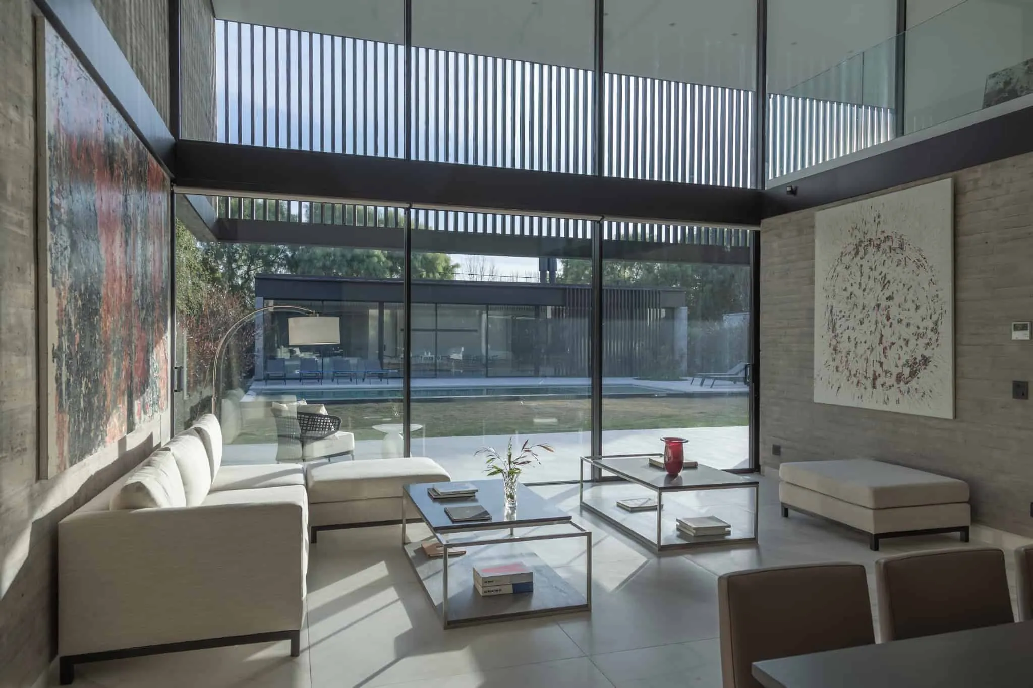 A4estudio设计的Kasa EE：艺术双层高客厅