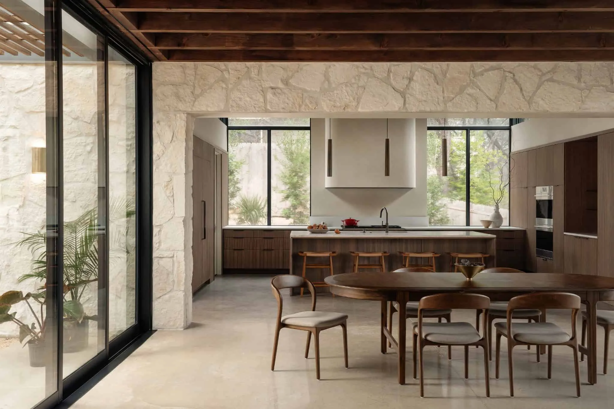 Открытая зона обеденного стола с четким видом на кухню Casa Solis.