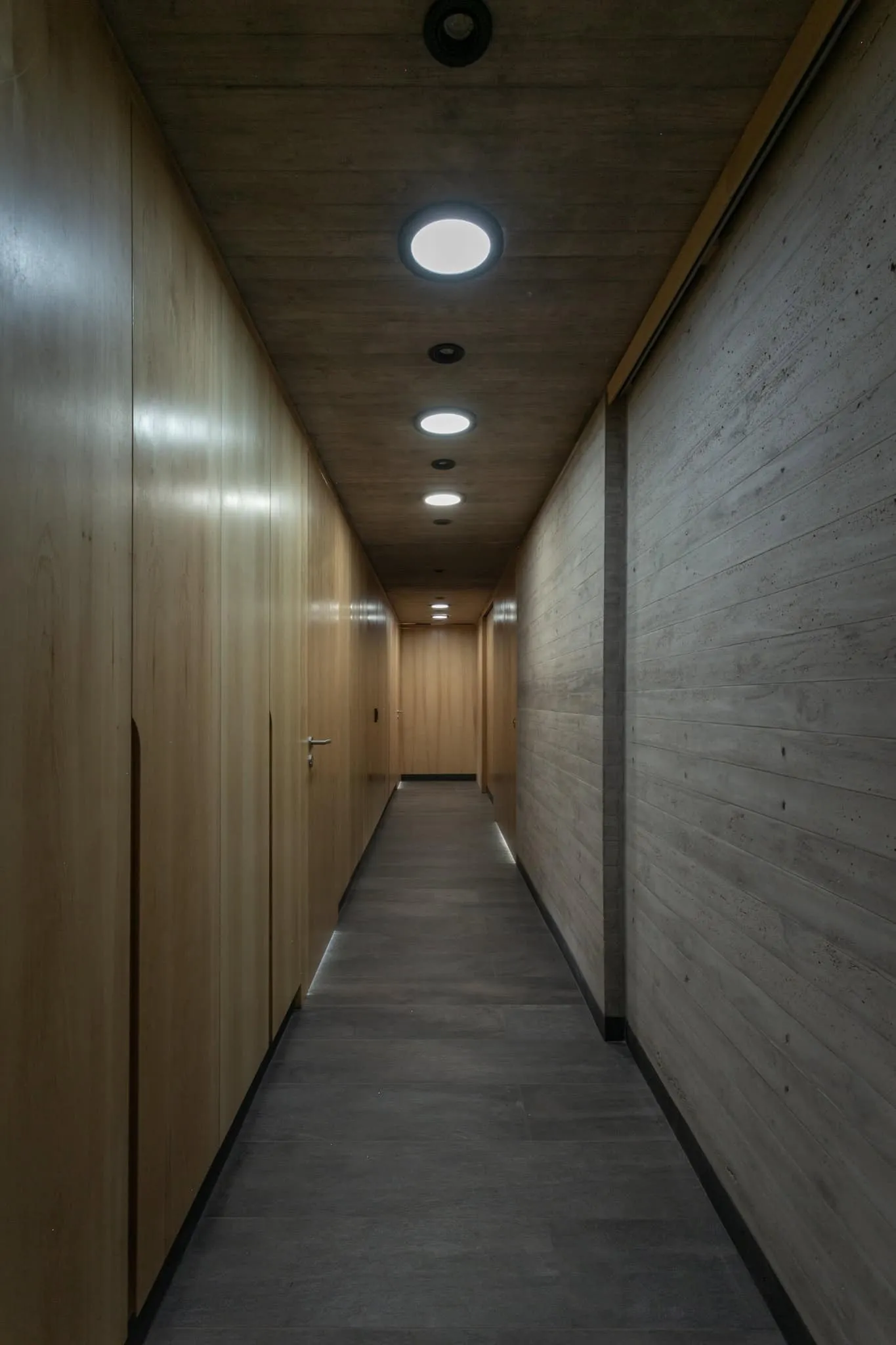 A4estudio设计的Casa Anabela走廊照明。