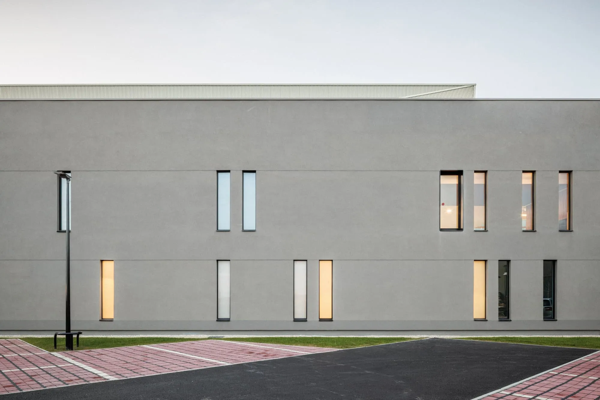 Vertical windows of the Nicole Karam Sports Complex – Nicole Karam Sports Complex