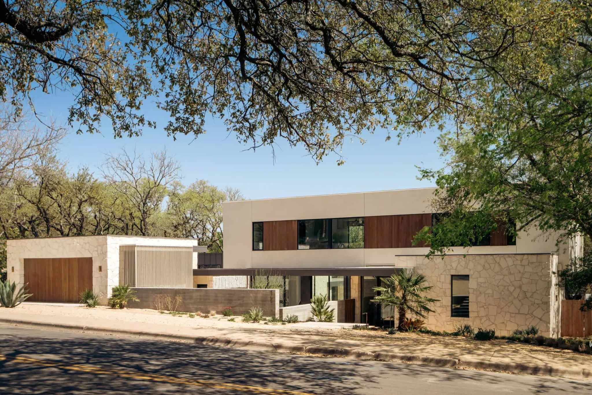 Угловой вид на улицу Casa Solis, подчеркивающий его современную геометрическую форму.