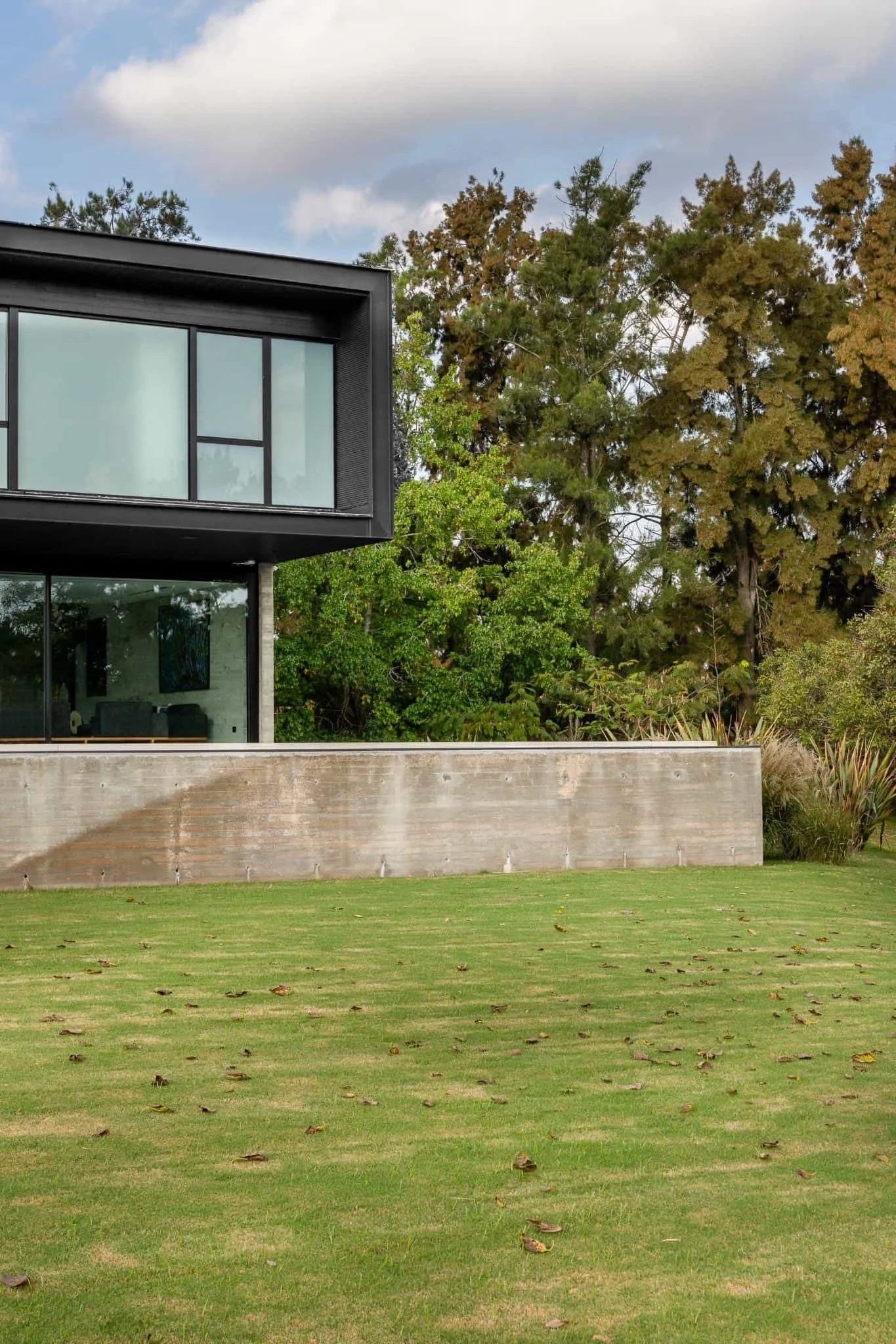 帕切科住宅突出顶层，下方为极简花园围栏