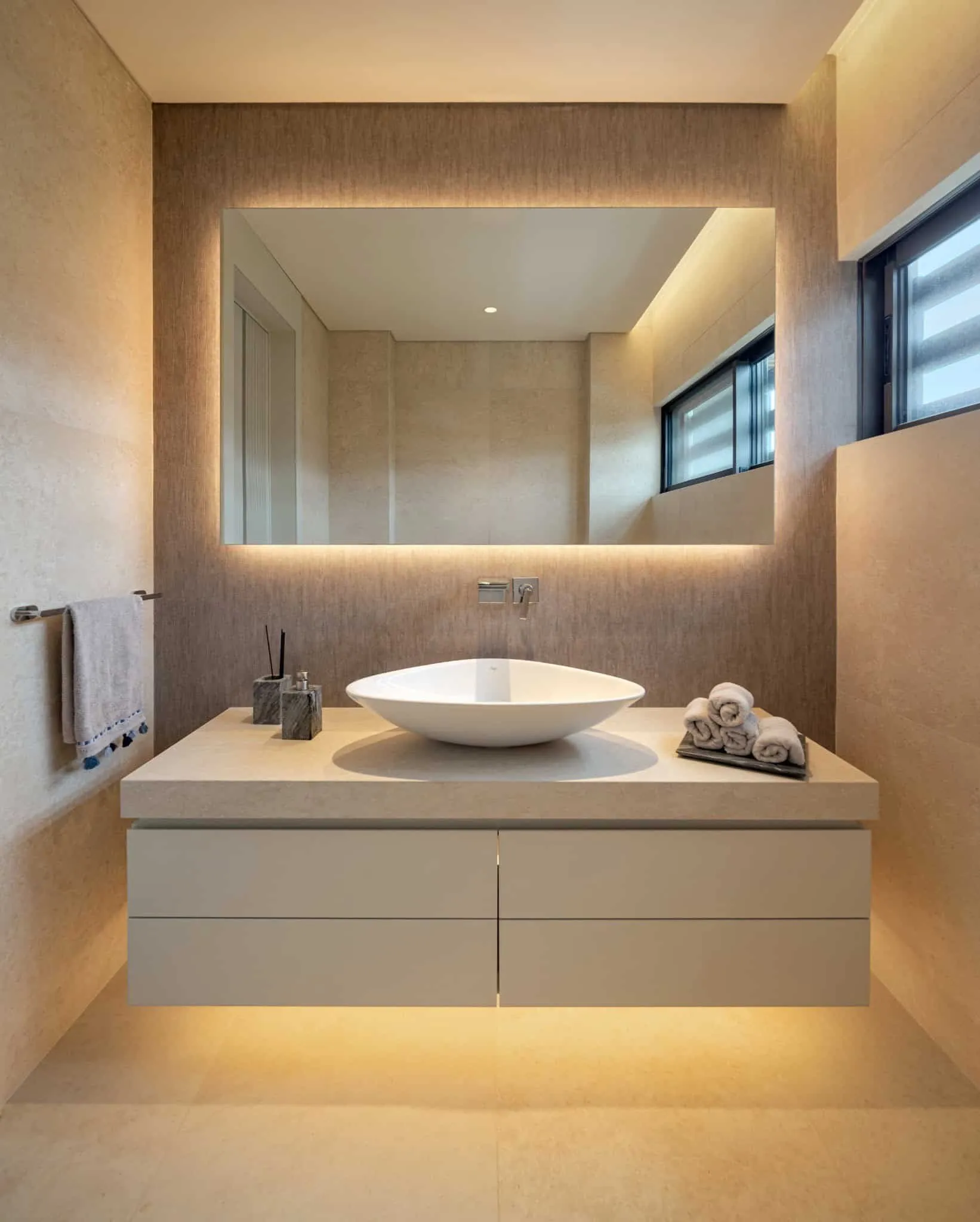 Casa Solis优雅浴室，配有洗手台与镜面照明