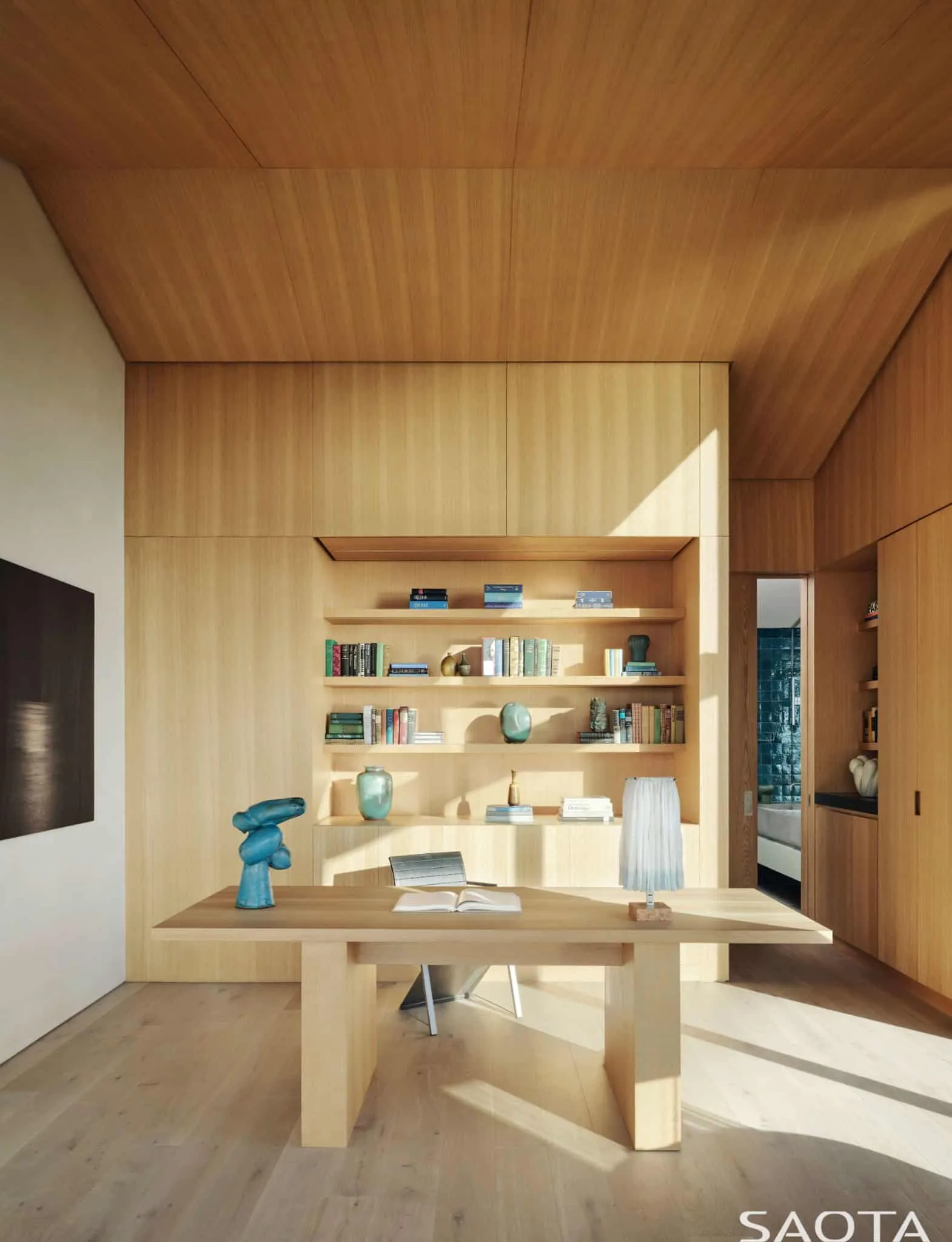 温暖的木质书房内饰，配有个性化书架和现代桌子