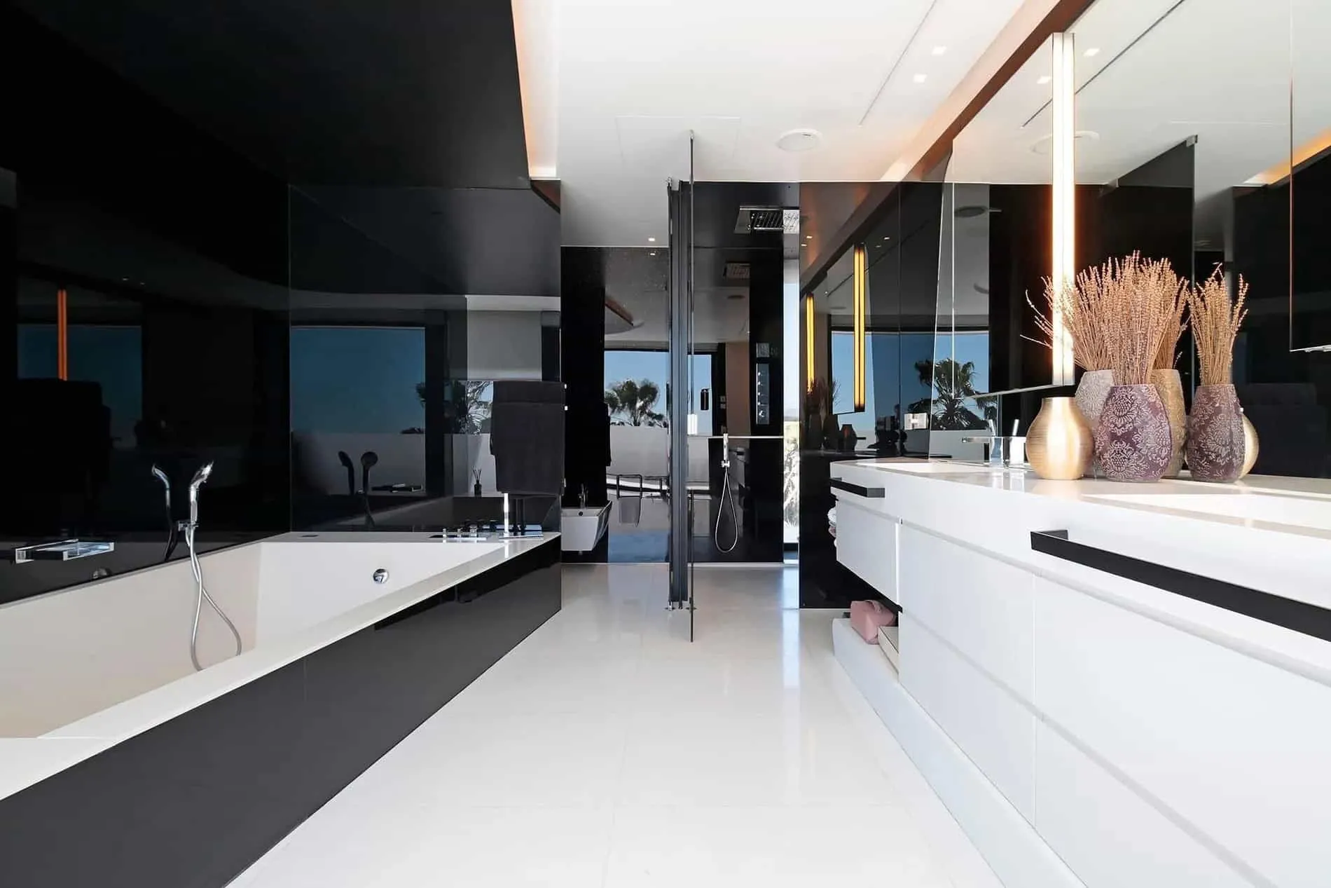 主卧套房，配有扩展海景和漂浮床，展示瓜马尔