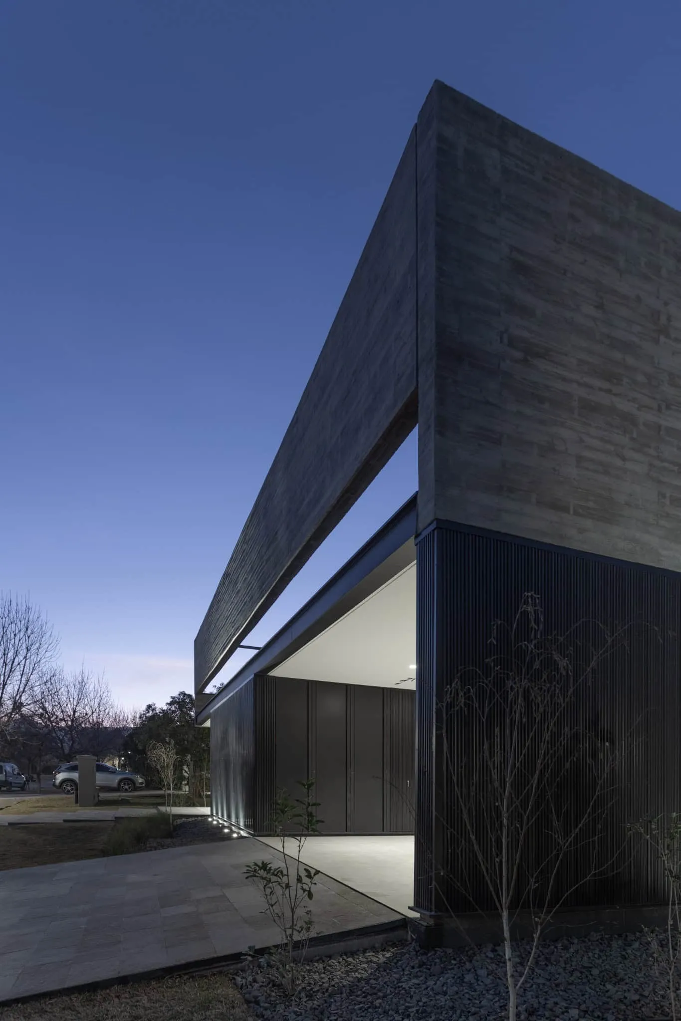 A4estudio设计的Kasa EE：夜晚立面角落透视