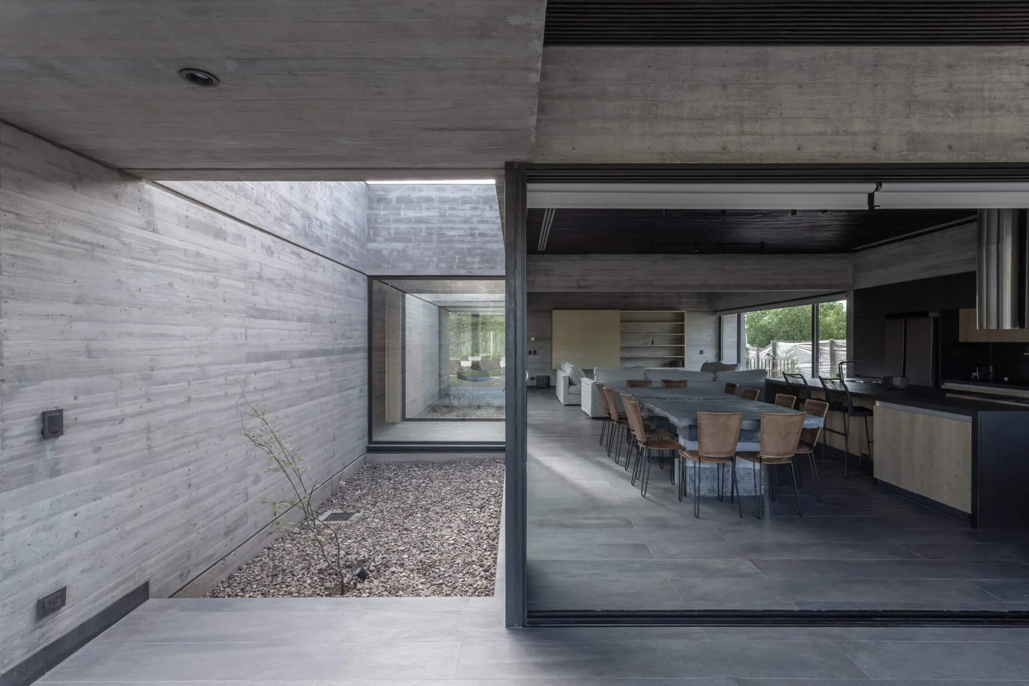 A4estudio设计的Casa Anabela内餐厅与庭院连接。