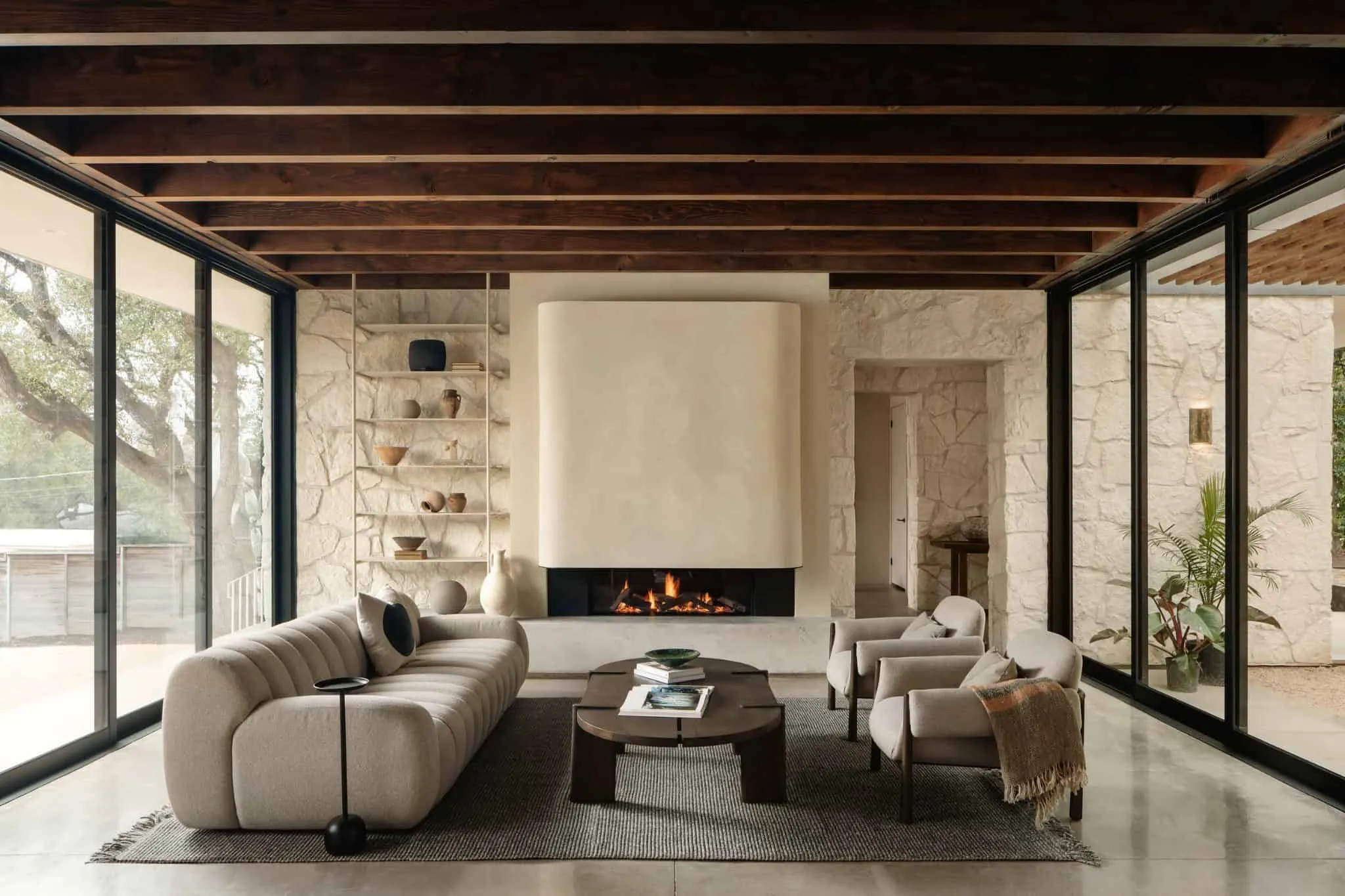 Вид на сад Casa Solis, показывающий детали подъема и текстурированные каменные стены.