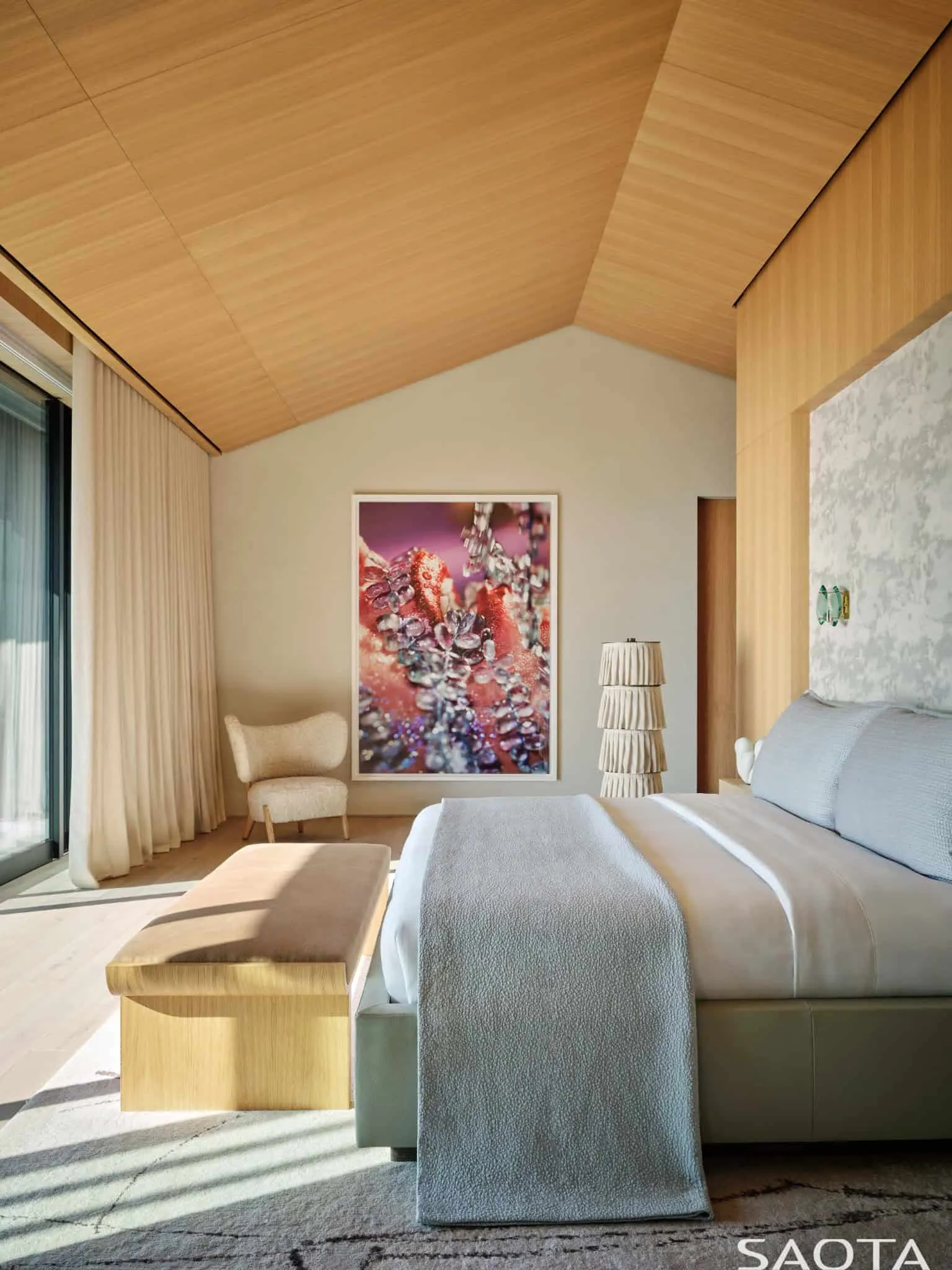 现代卧室，拱形天花板和抽象墙面画