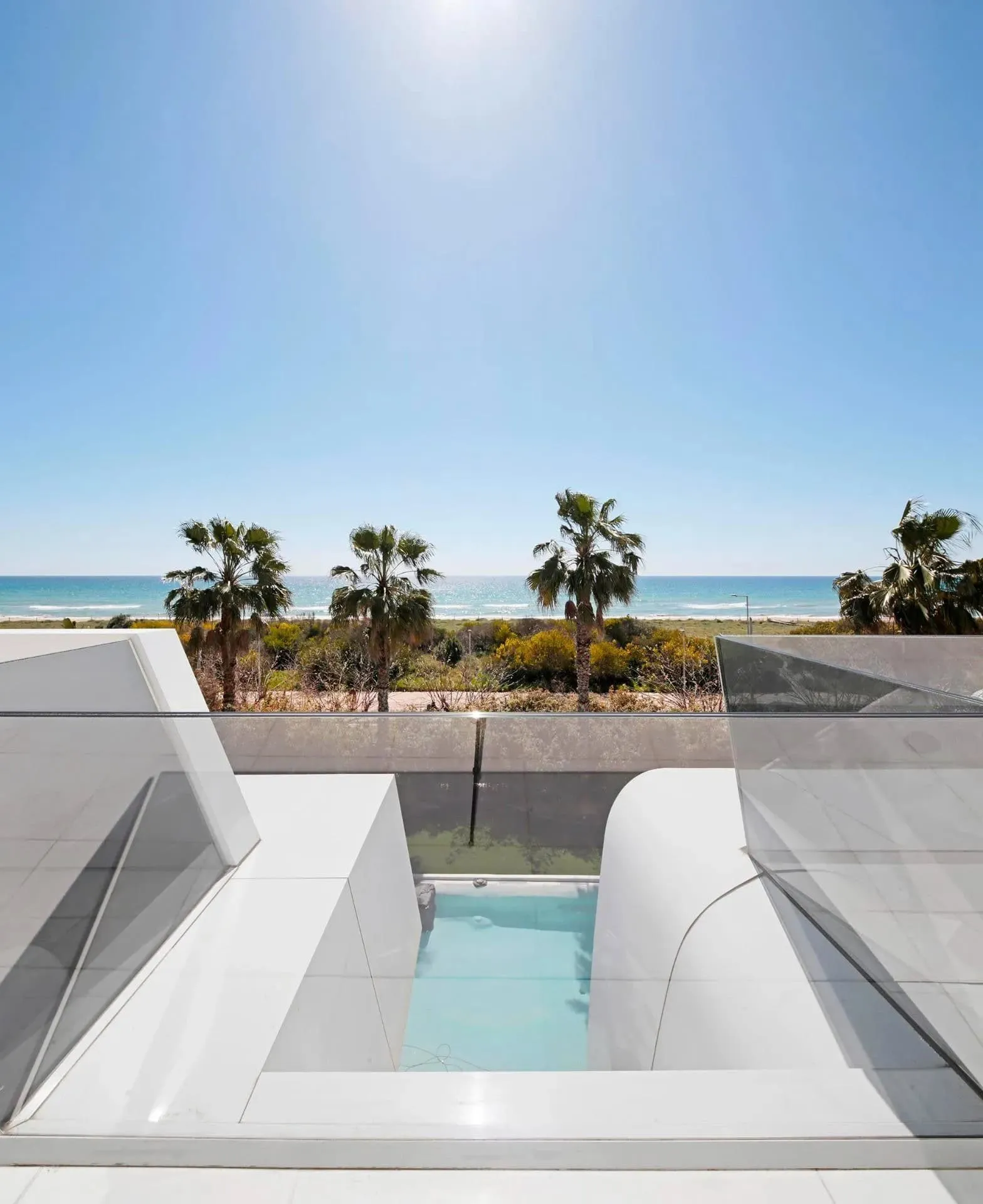 室内泳池，配有柔和照明和现代白色休息椅