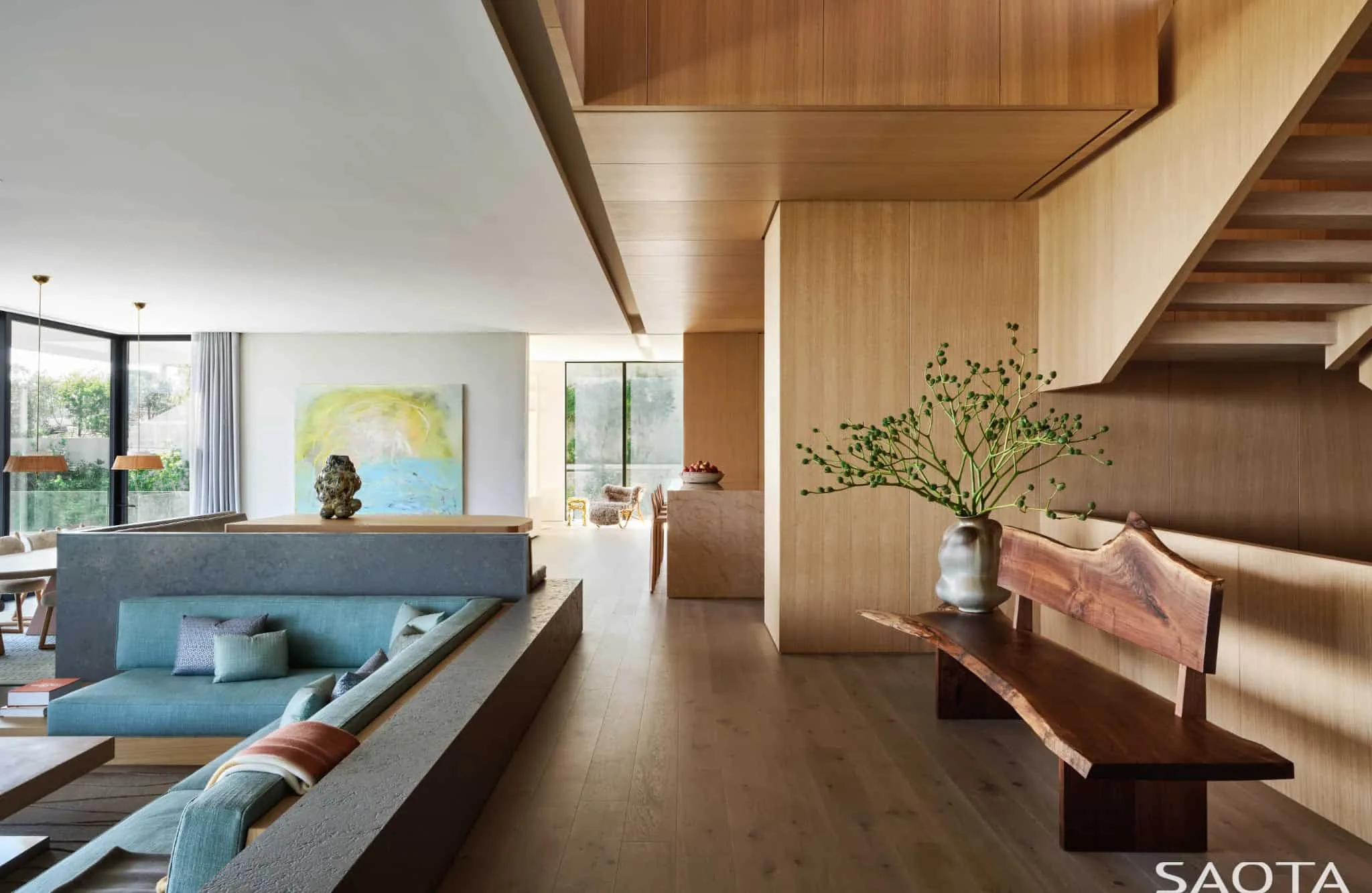 蒙托克住宅的木质楼梯和天然木材内饰，配有装饰长椅。