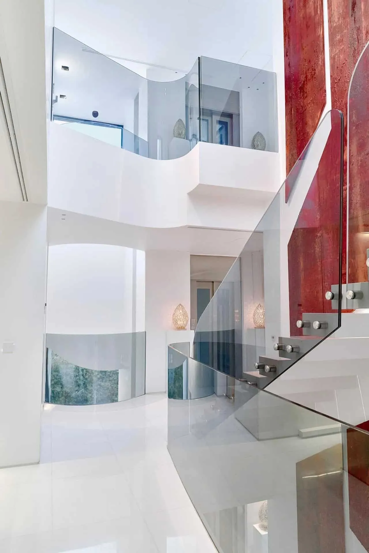 双层走廊，配有雕塑造型和玻璃扶手的瓜马尔别墅