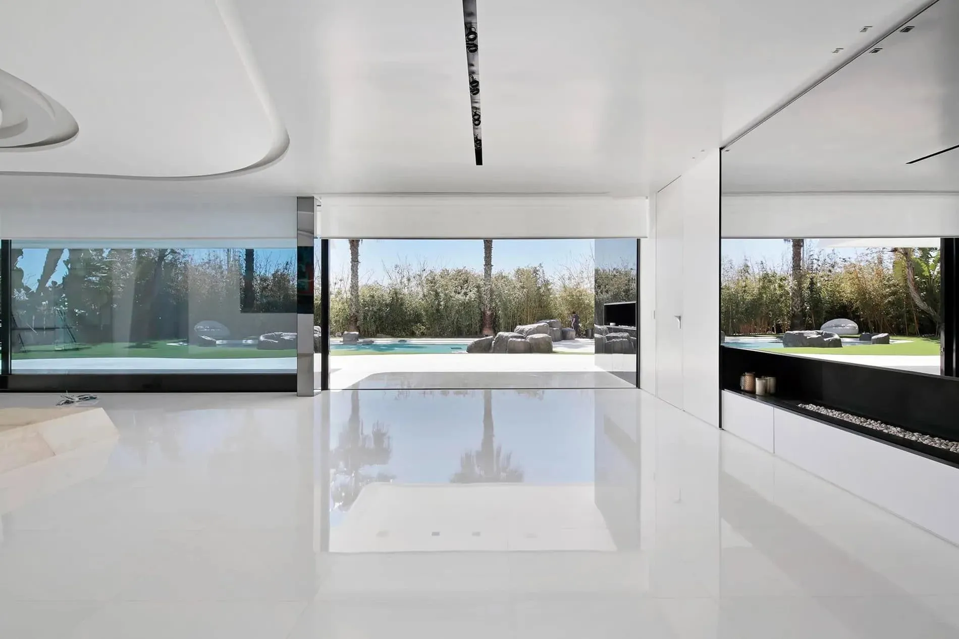 雕塑式小径，通往瓜马尔别墅未来主义立面