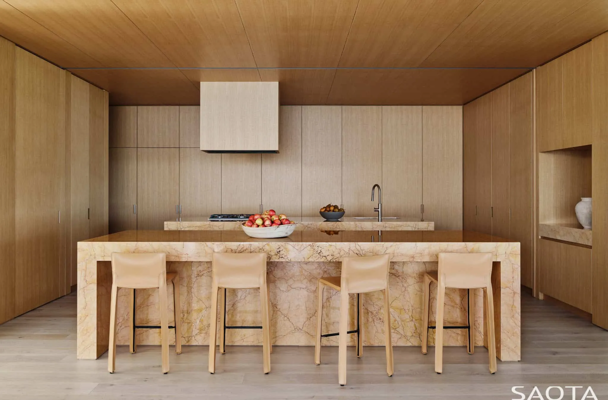 蒙托克住宅的豪华厨房，配有大理石台面和木制门板。