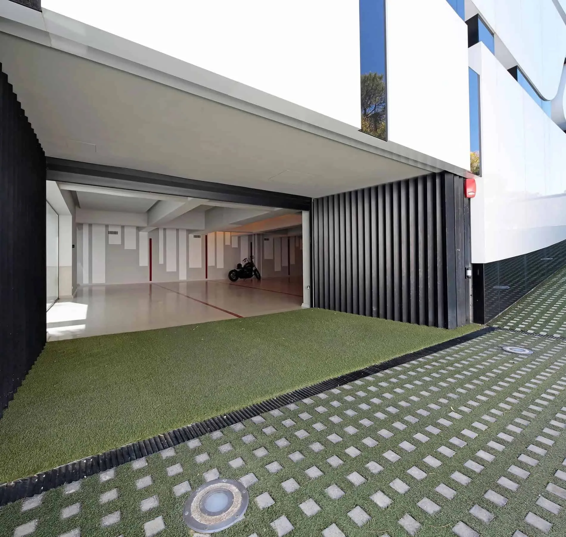 现代露台，配有海景和玻璃门反射的棕榈树