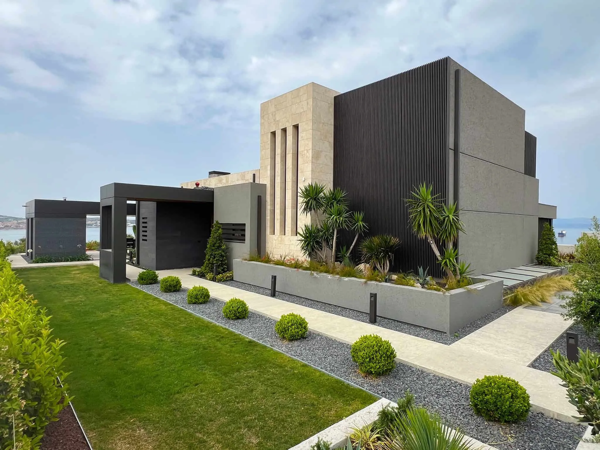 Casa Solis侧门，配有结构化景观与层次纹理