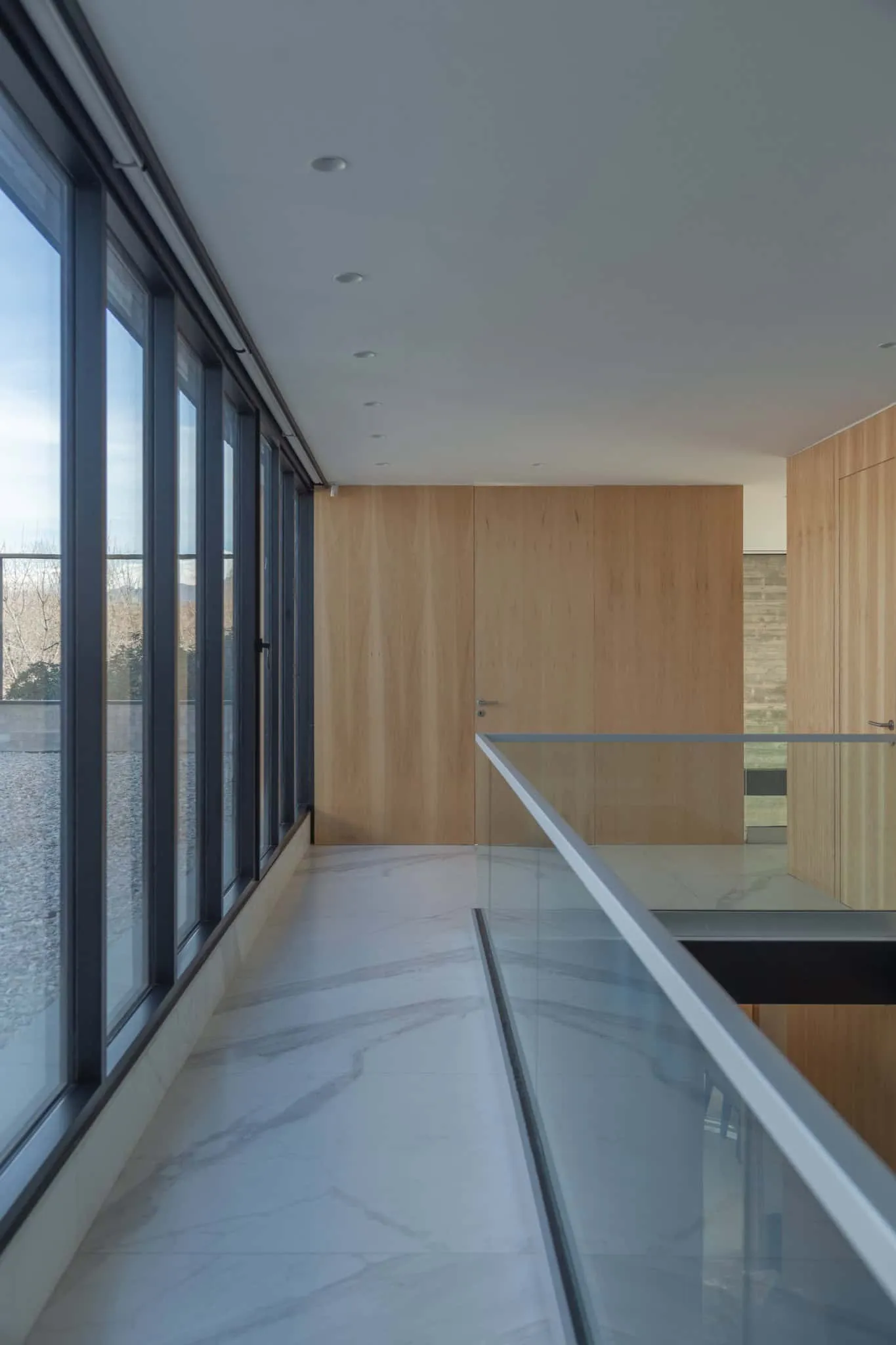 A4estudio设计的Kasa EE：简约木质门走廊